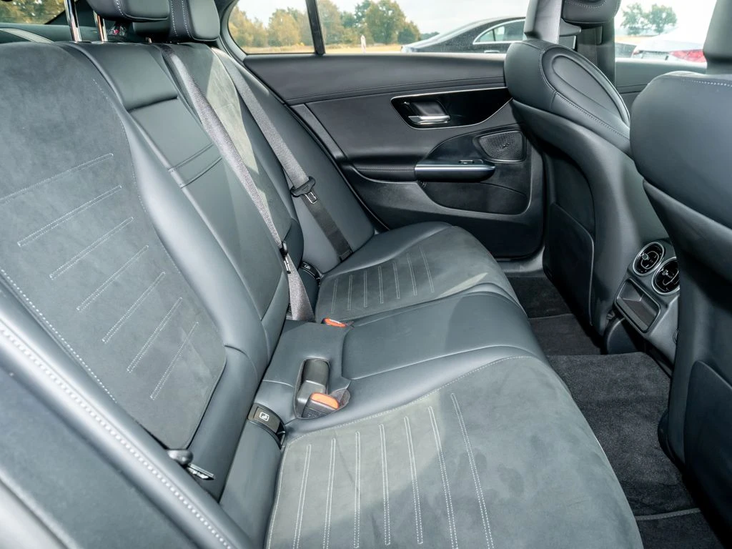 Mercedes-Benz-C-Klasse 180-image-12