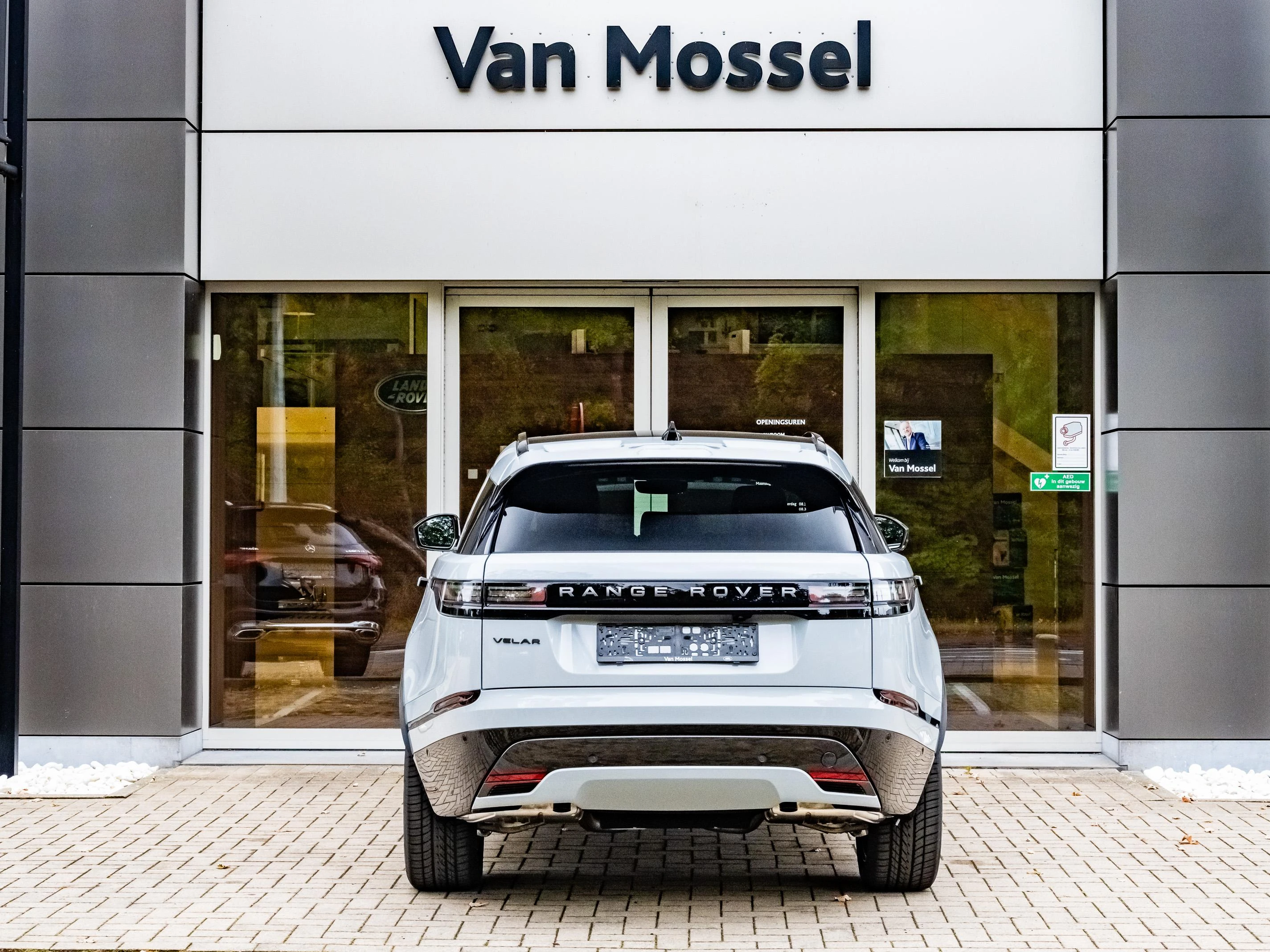 Land Rover-Range Rover Velar-image-4