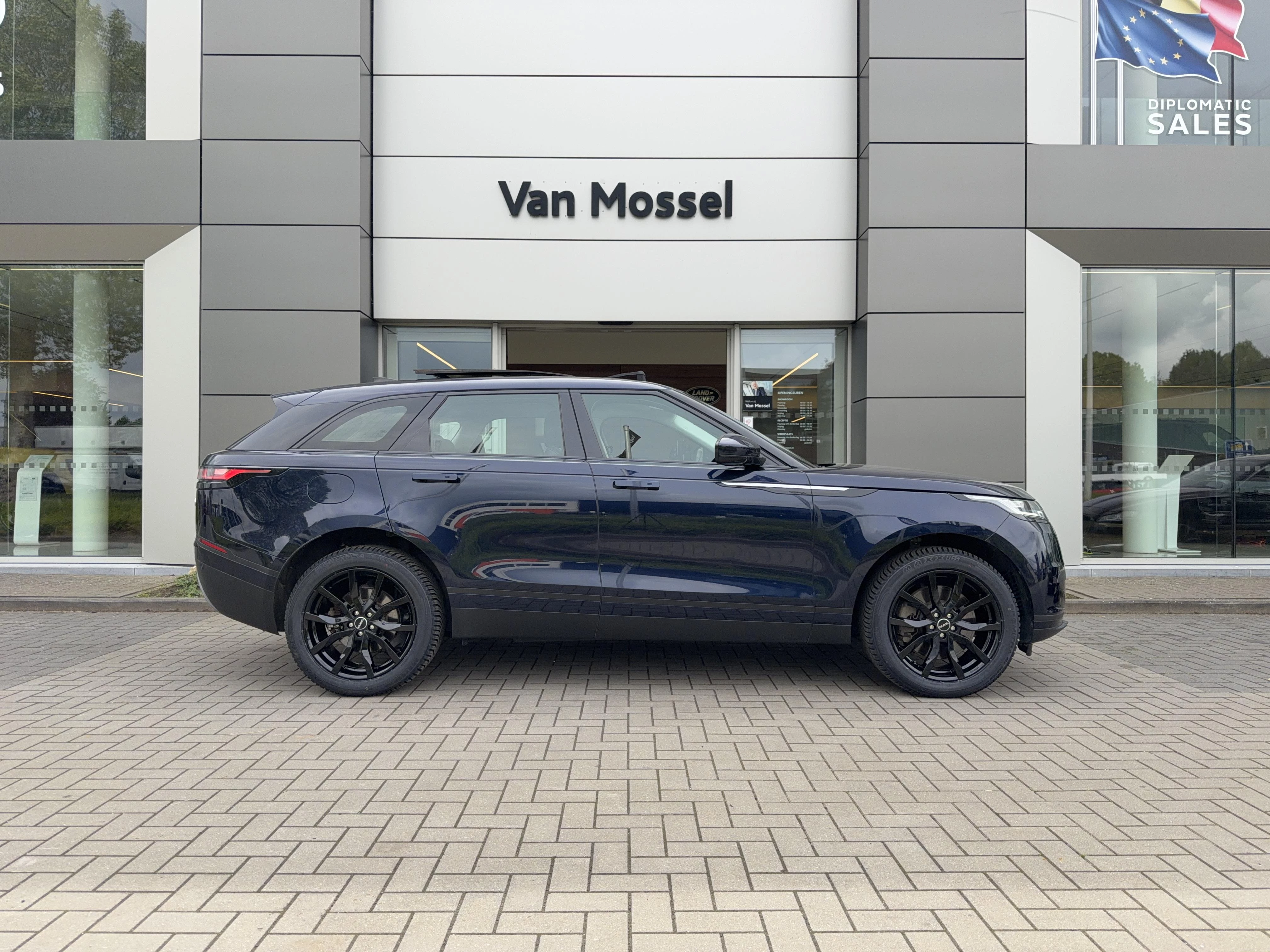 Land Rover-Range Rover Velar-image-3