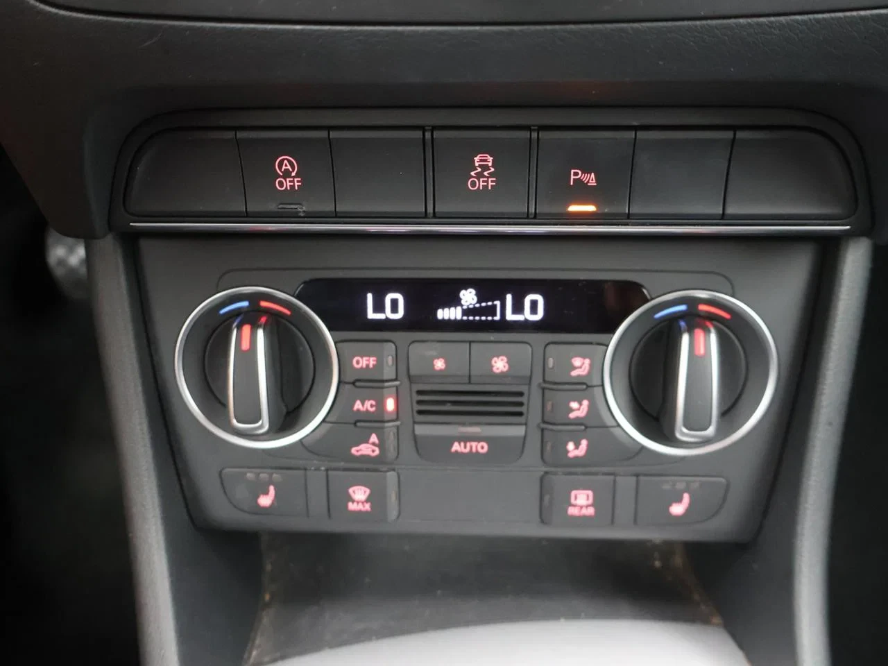 Audi Q3 Audi Q3 1.4TFSI 125PK *LEDER*CRUISE CONTROL*NAVI*CD SPELER*BLTH*PDC*AIRCO*ZETELVERWARMING*...*
