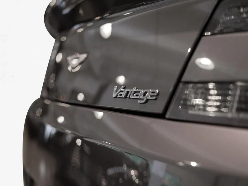 Aston Martin-V8 Vantage-image-14