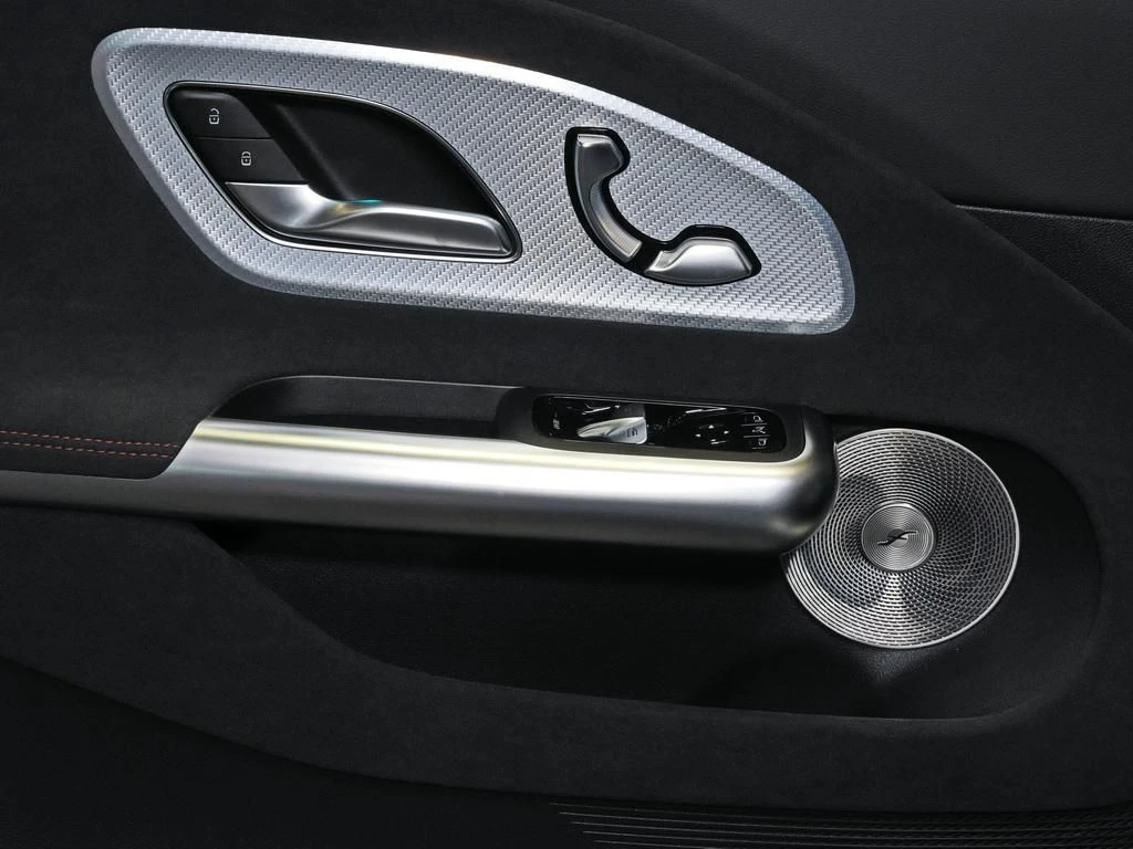 Mercedes-Benz-CLA 200-image-8