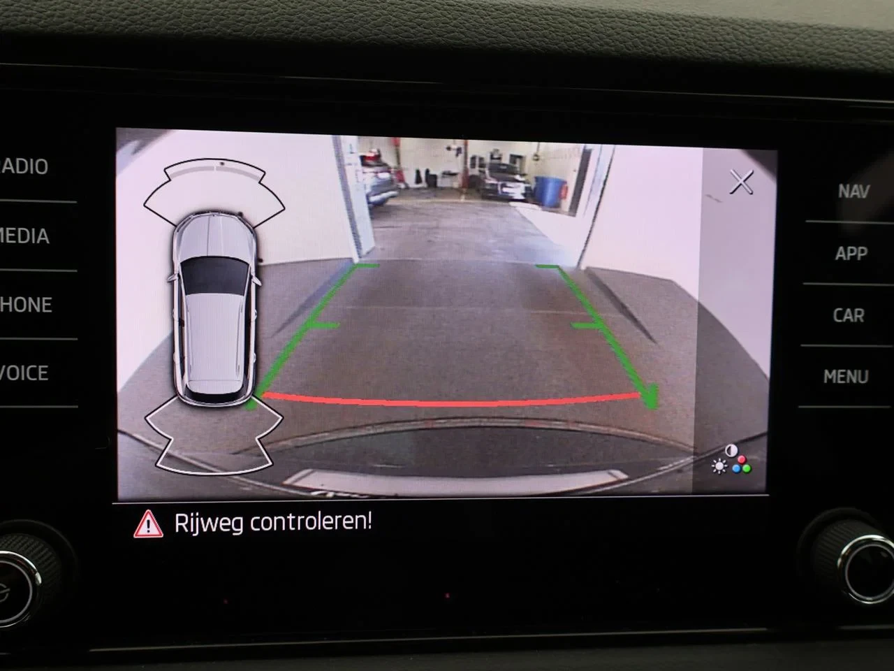 Škoda Karoq Karoq Clever 1.0 TSI 110PK *NAVI*BLTH*CRUISE*APP CONNECT*VERDUISTERDE RAMEN*CAMERA*..