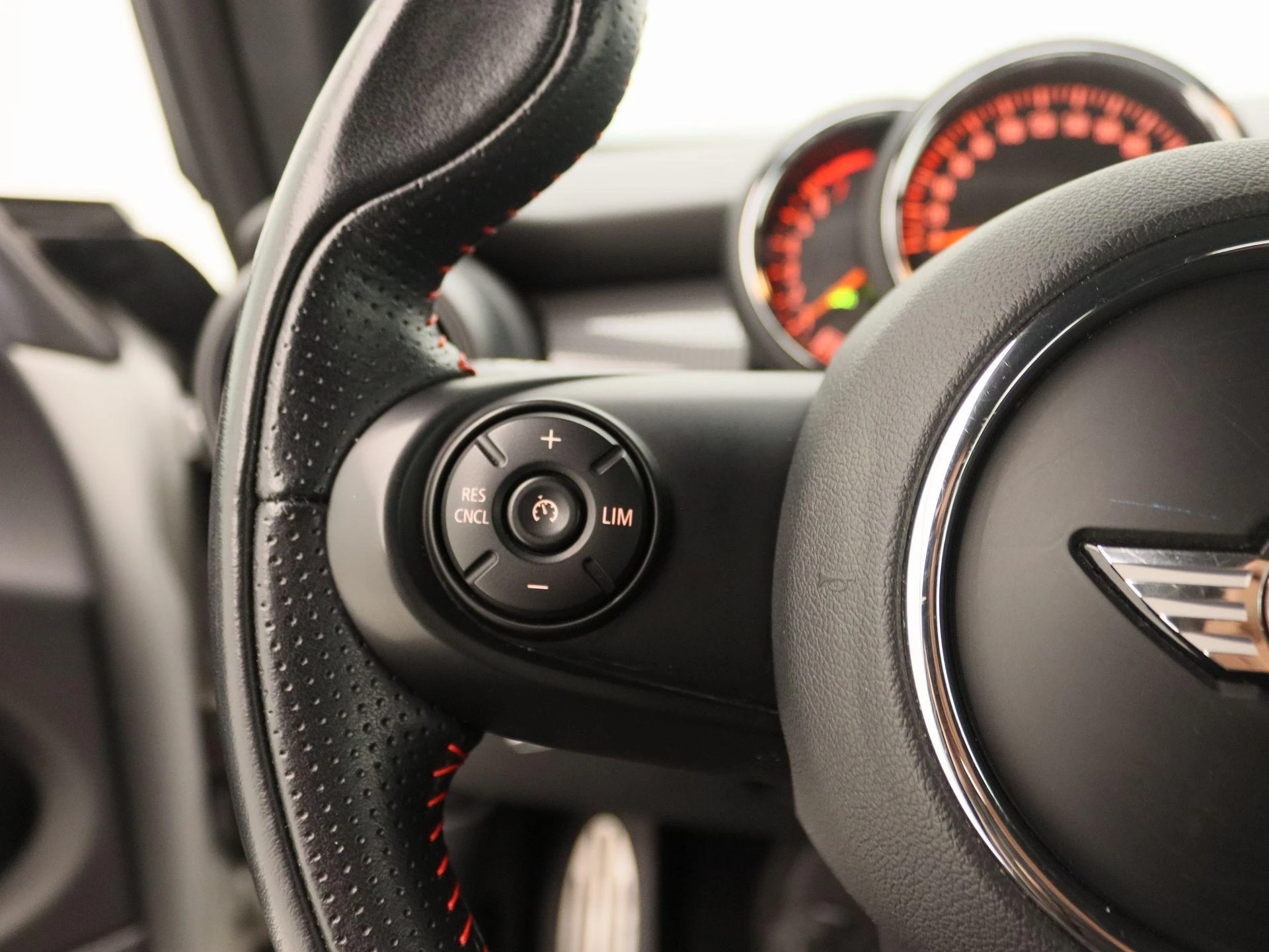 MINI Cooper 1.5 Serious Business