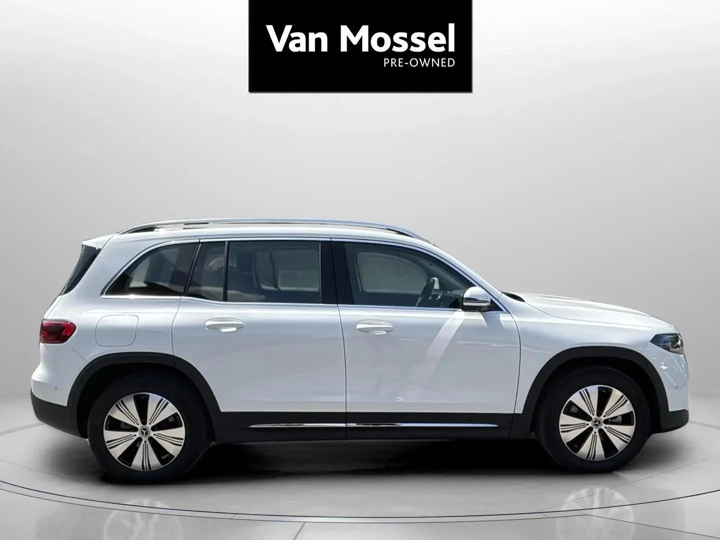 Mercedes-Benz-EQB-image-13