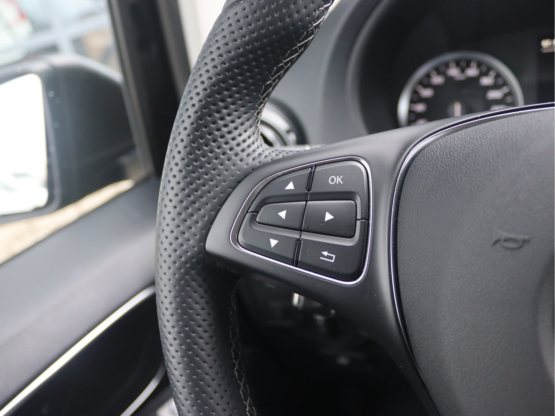 Mercedes-Benz-Vito-image-7