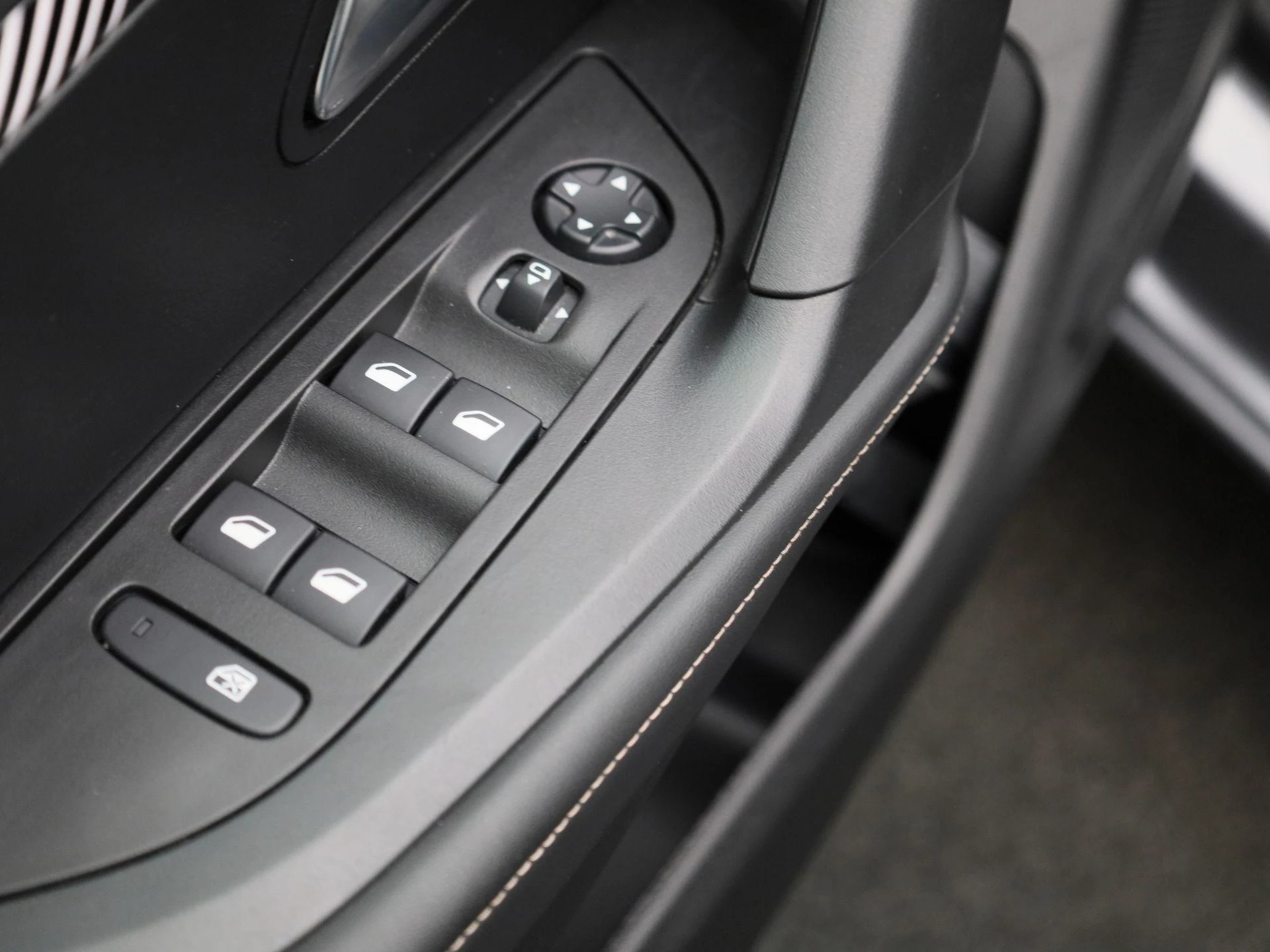Peugeot-e-2008-image-31