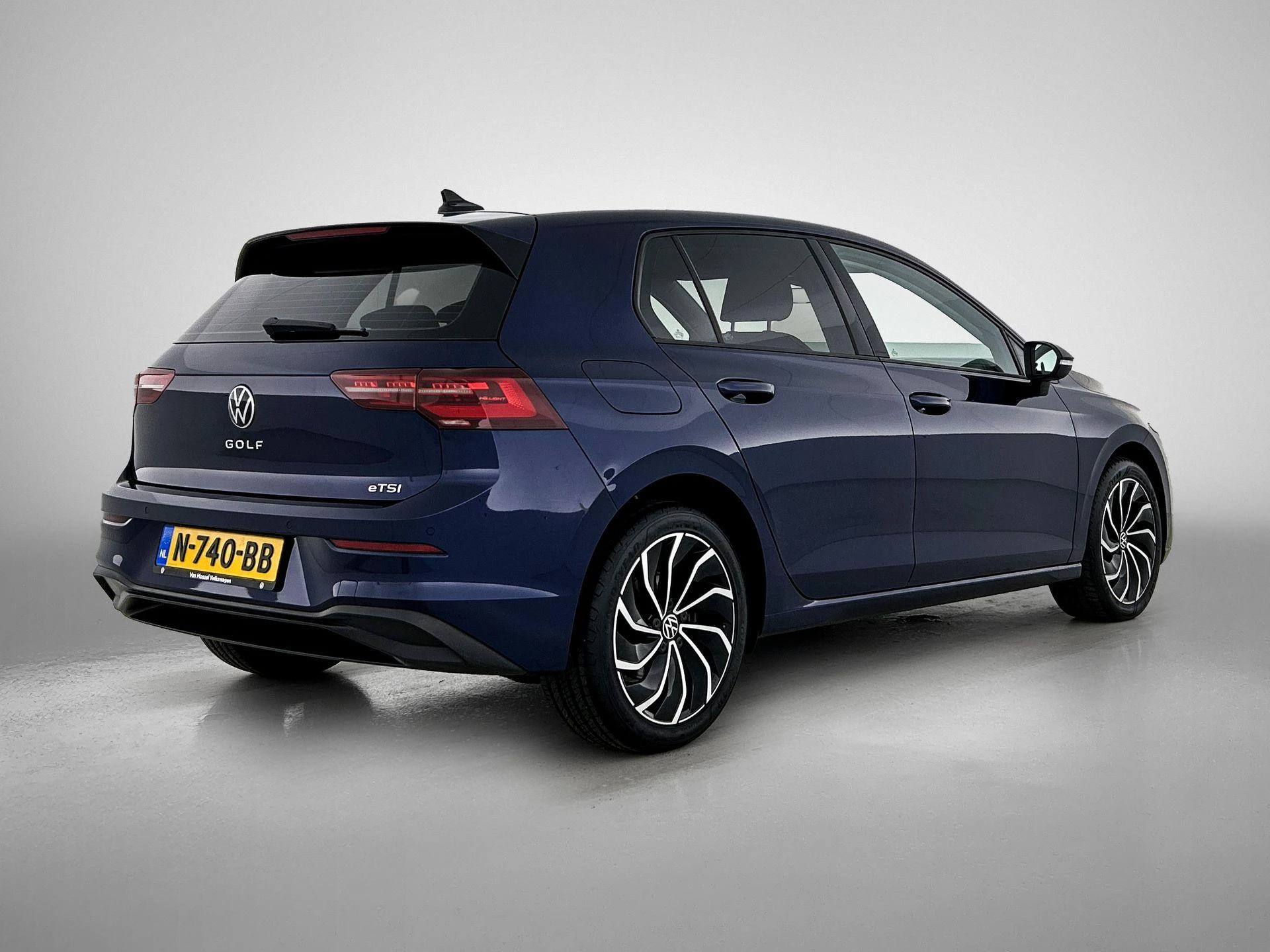 Volkswagen-Golf-image-3