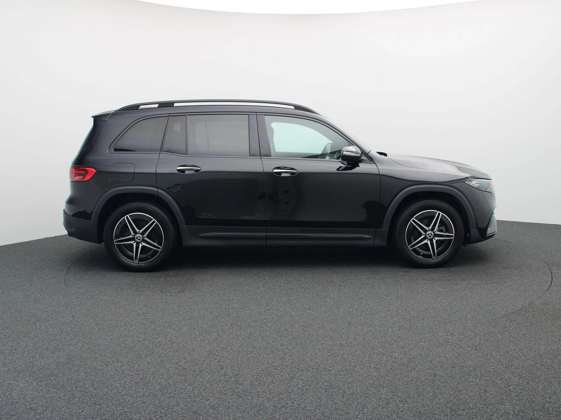 Mercedes-Benz-EQB-image-5