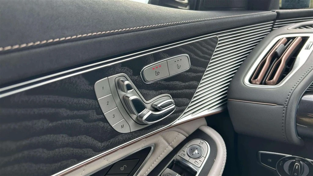Mercedes-Benz-EQC-image-10