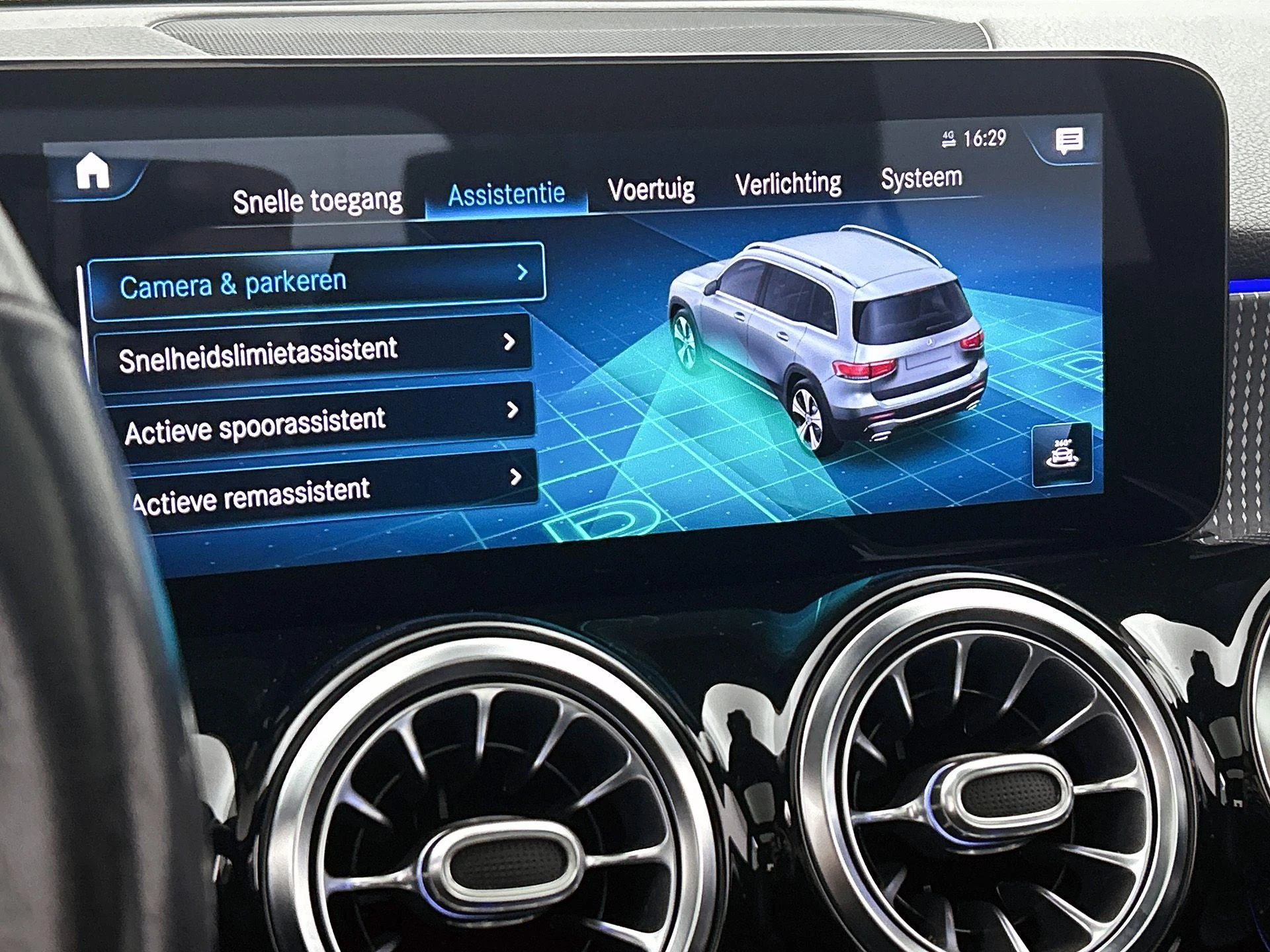 Mercedes-Benz-GLB-image-14