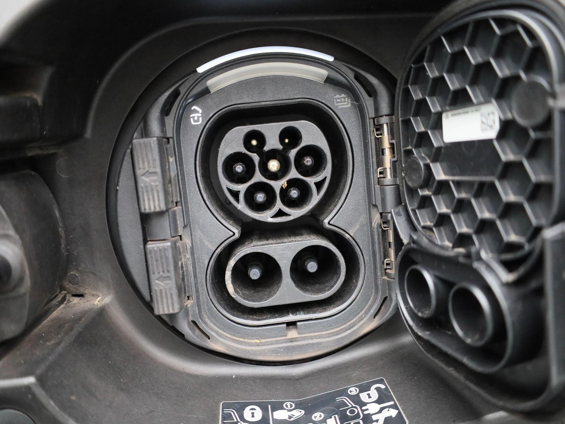 Mercedes-Benz-EQC-image-63