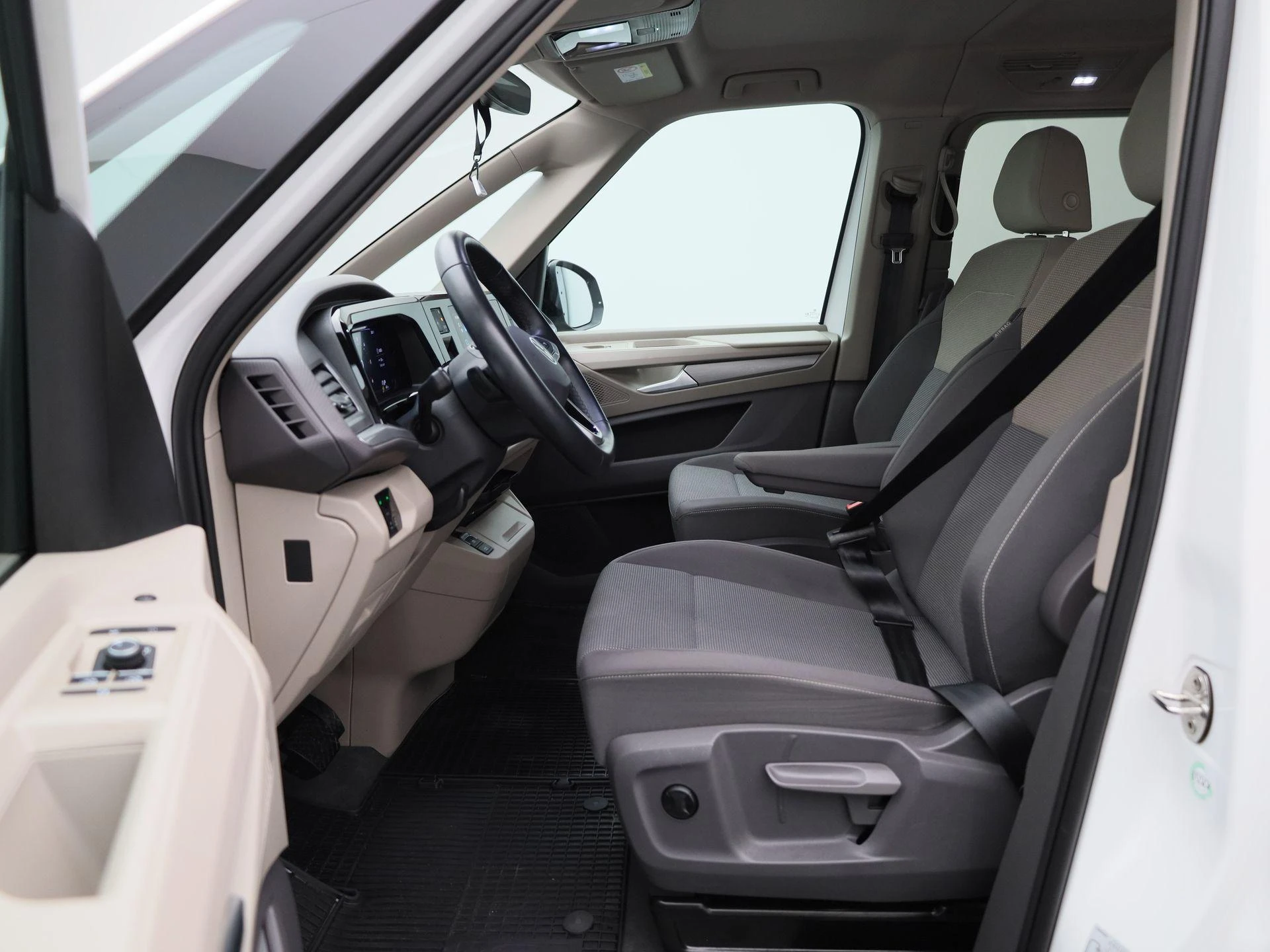 Volkswagen-Multivan-image-9