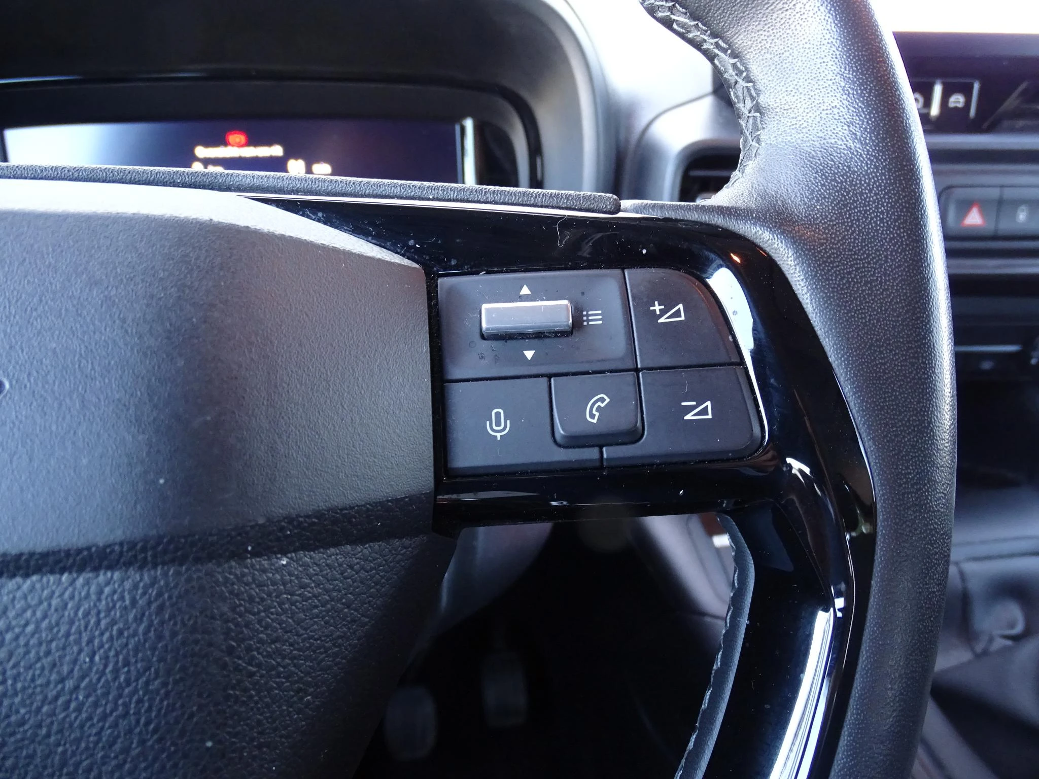 Opel-Combo Life-image-21