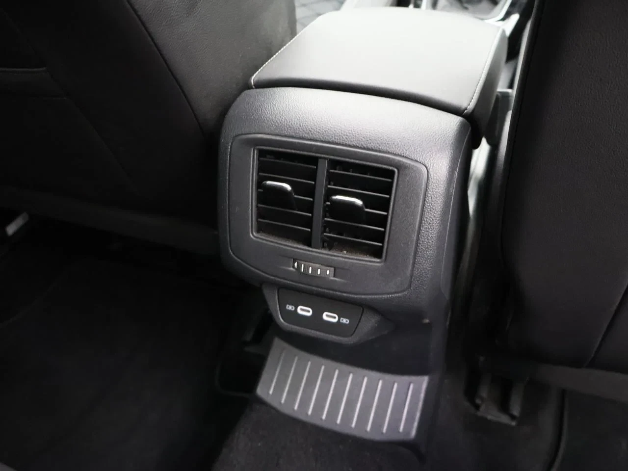 Volkswagen T-Roc T-Roc R-Line Business 1.5 TSI OPF*150PK *DSG*PANO*VIRTUAL COCKPIT*NAVI*ACC*APP-CONNET*ZTLVRW