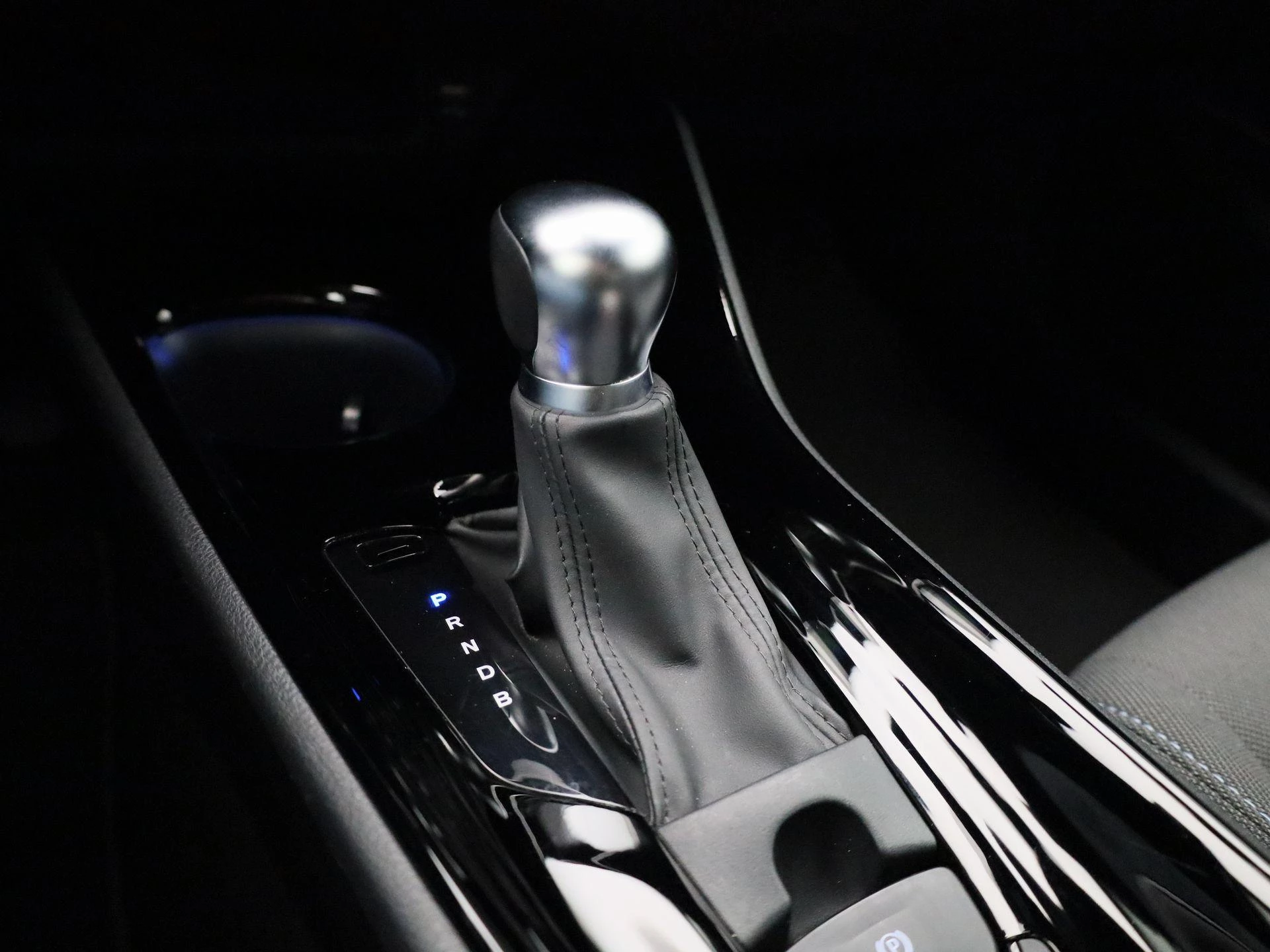 Toyota-C-HR-image-25