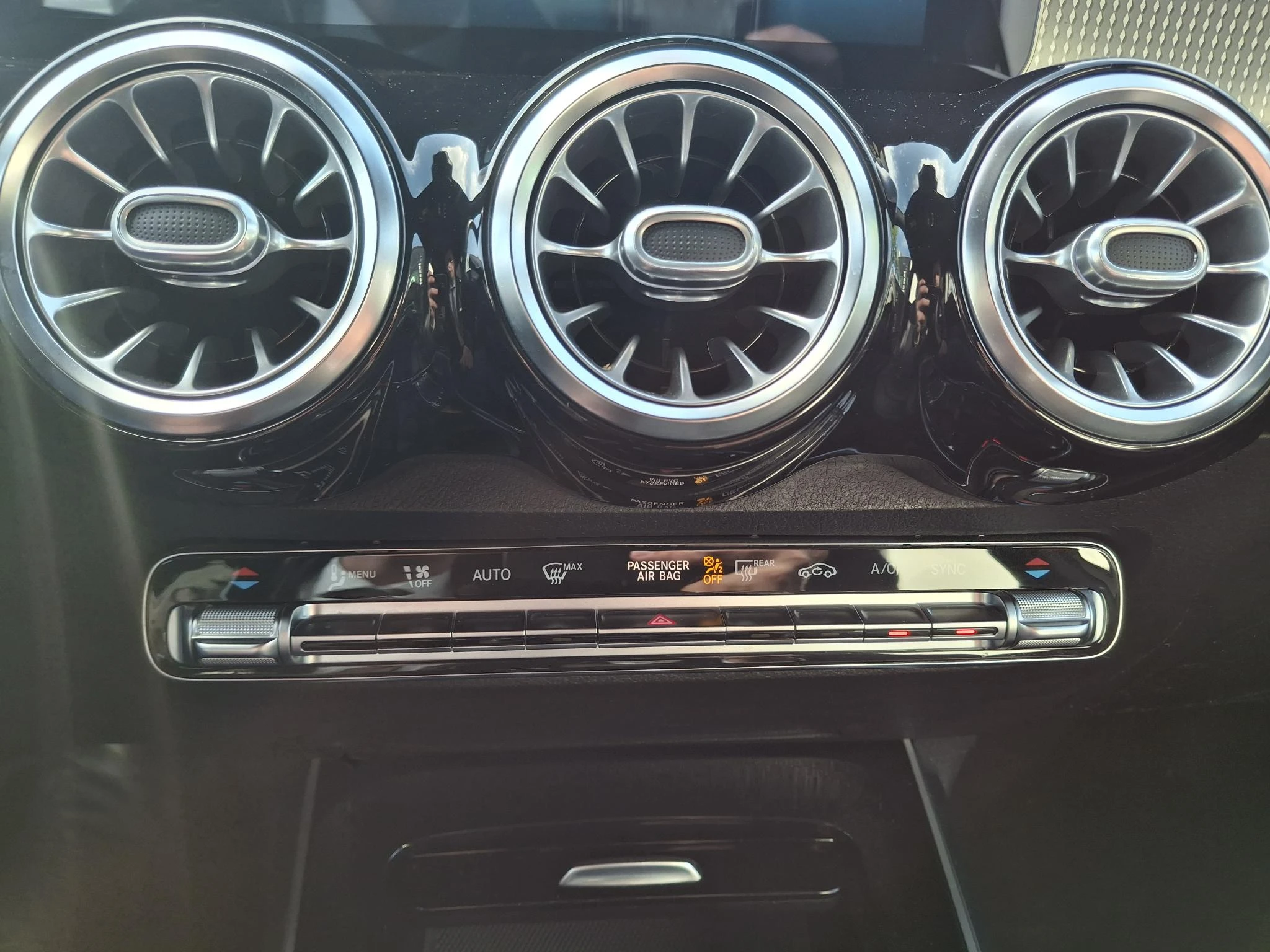 Mercedes-Benz-GLB-image-15