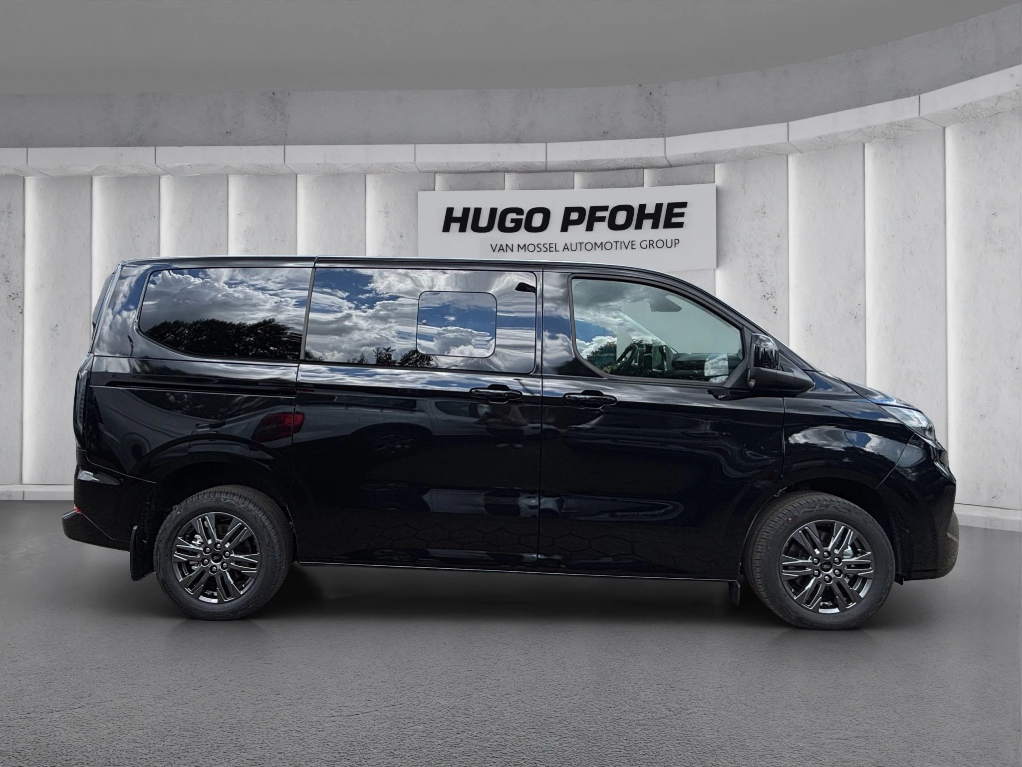 Ford Tourneo Custom Titanium 2.0 EcoBlue 125kW 320 L1 Auto FWD Van. 4-türig
