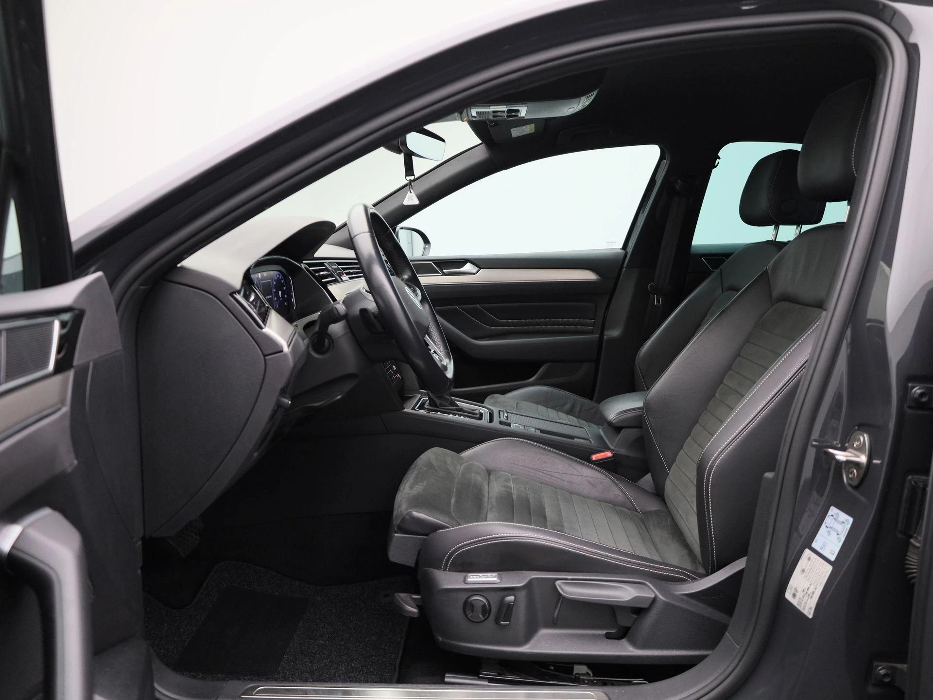 Volkswagen Passat 1.5 TSI R-Line Business +