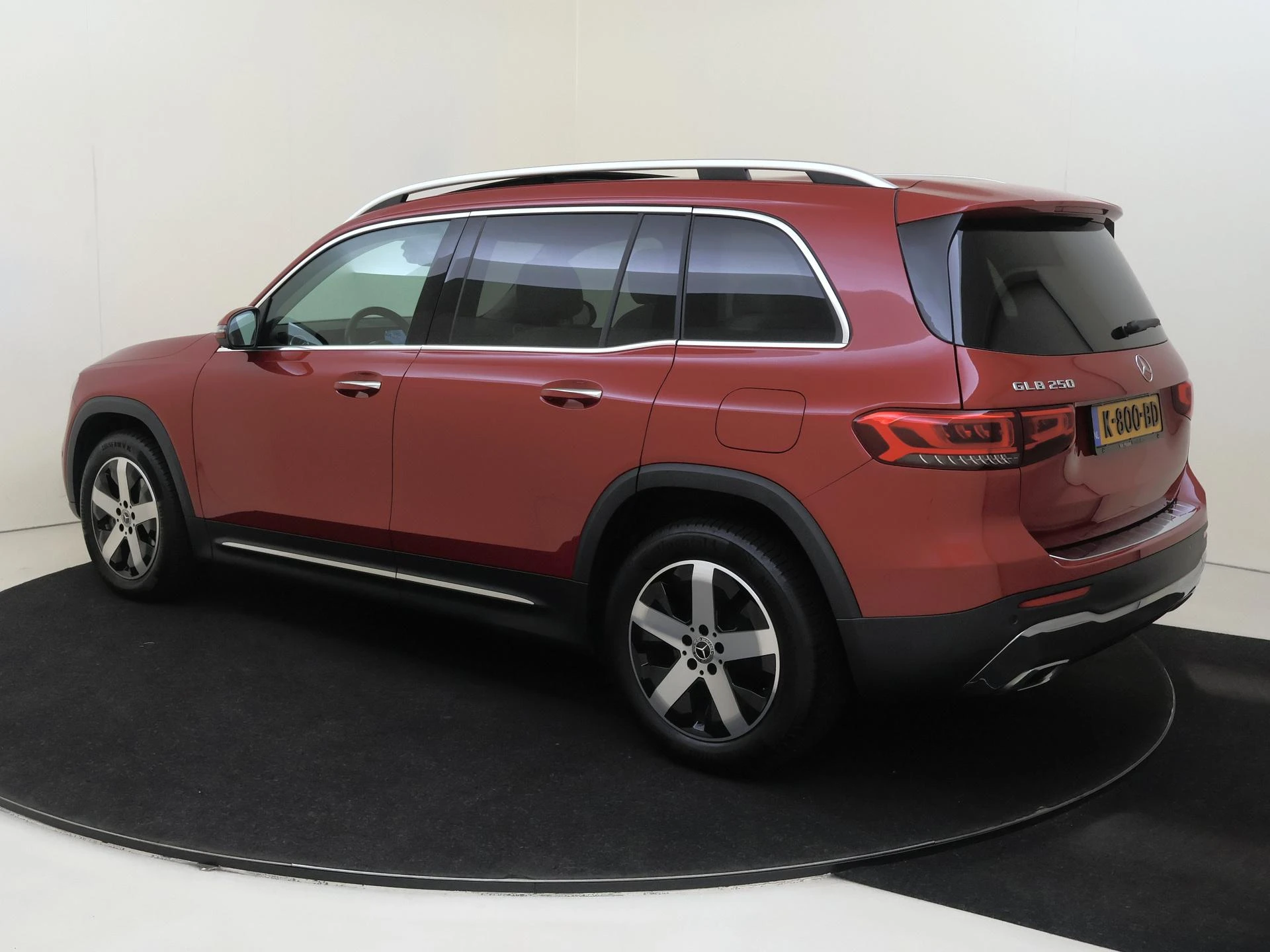 Mercedes-Benz-GLB-image-2