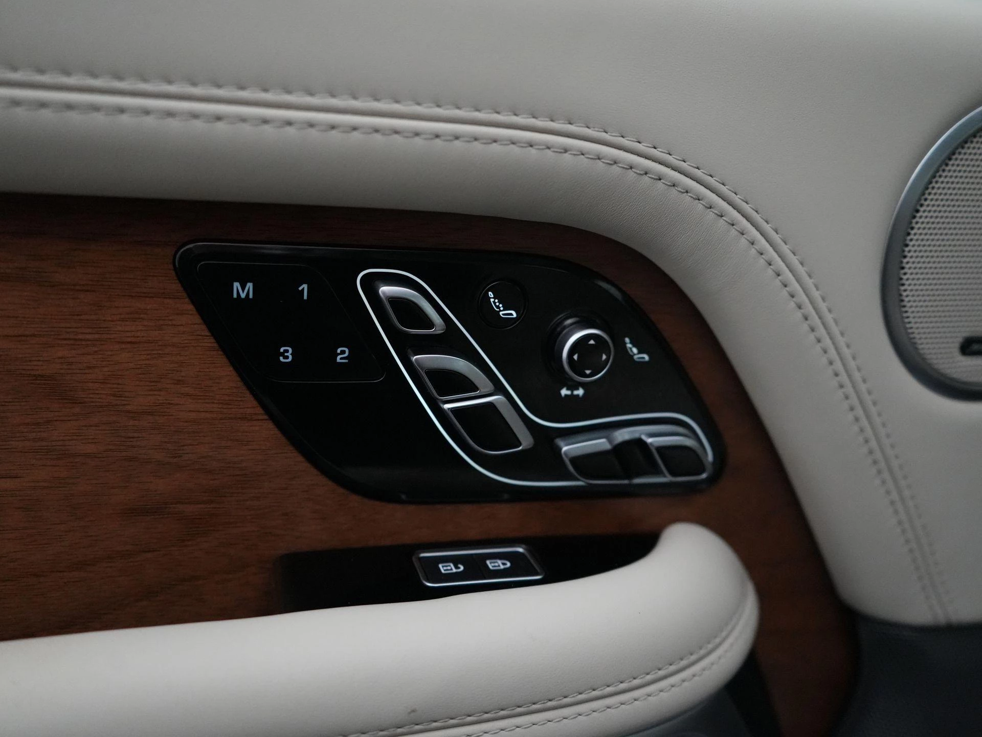 Land Rover-Range Rover-image-34