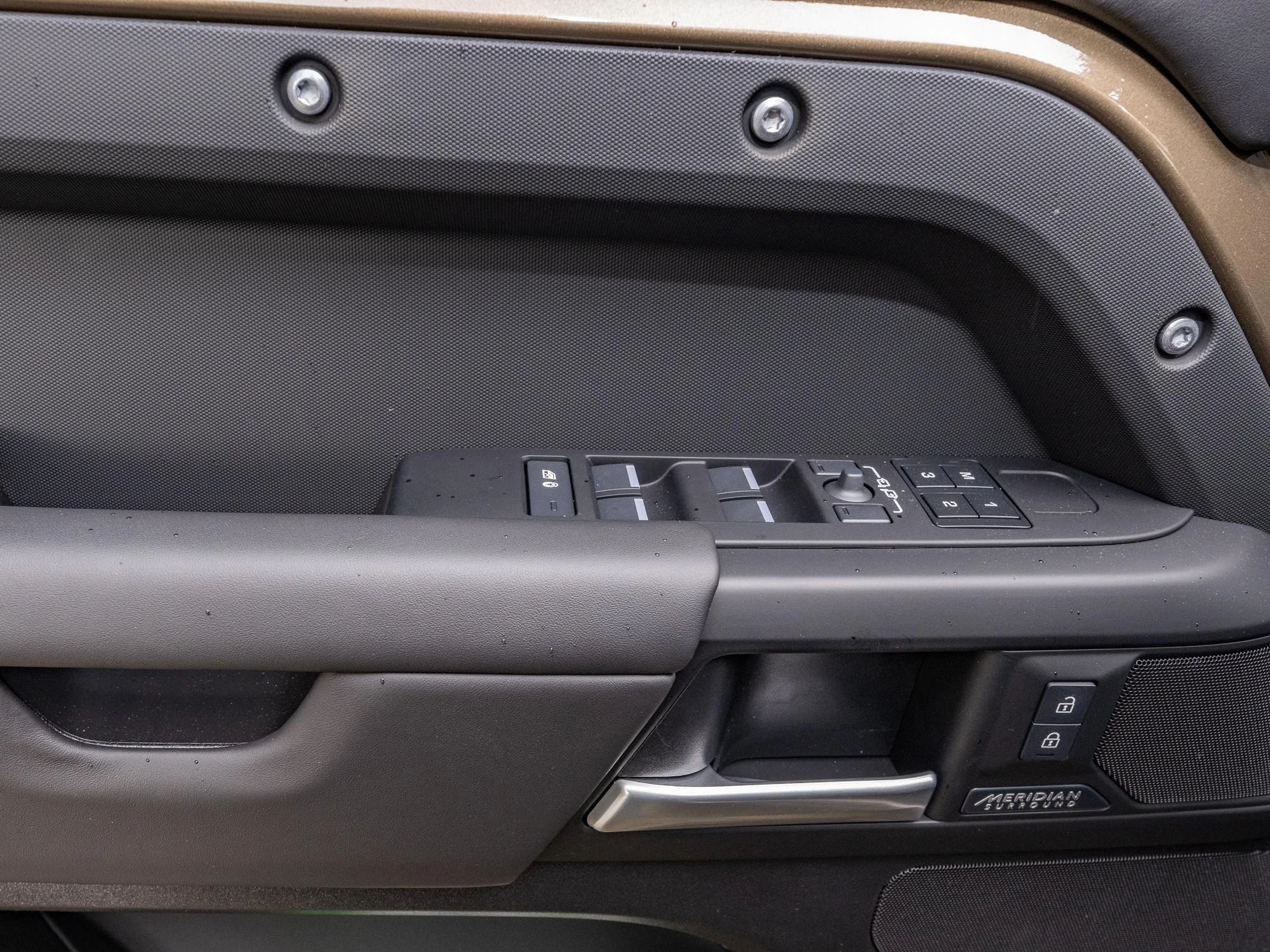 Land Rover-Defender-image-11