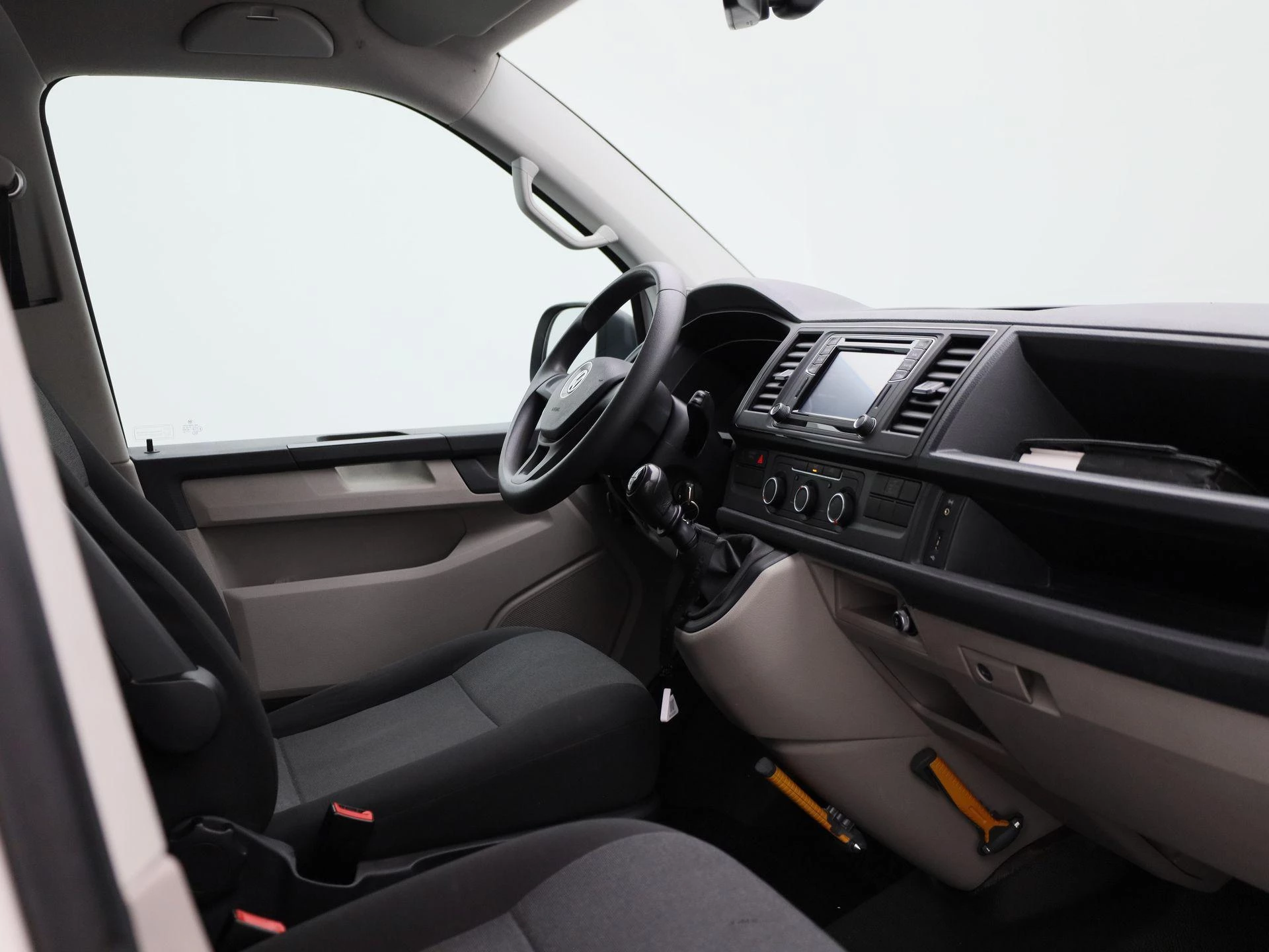 Volkswagen-Transporter-image-32