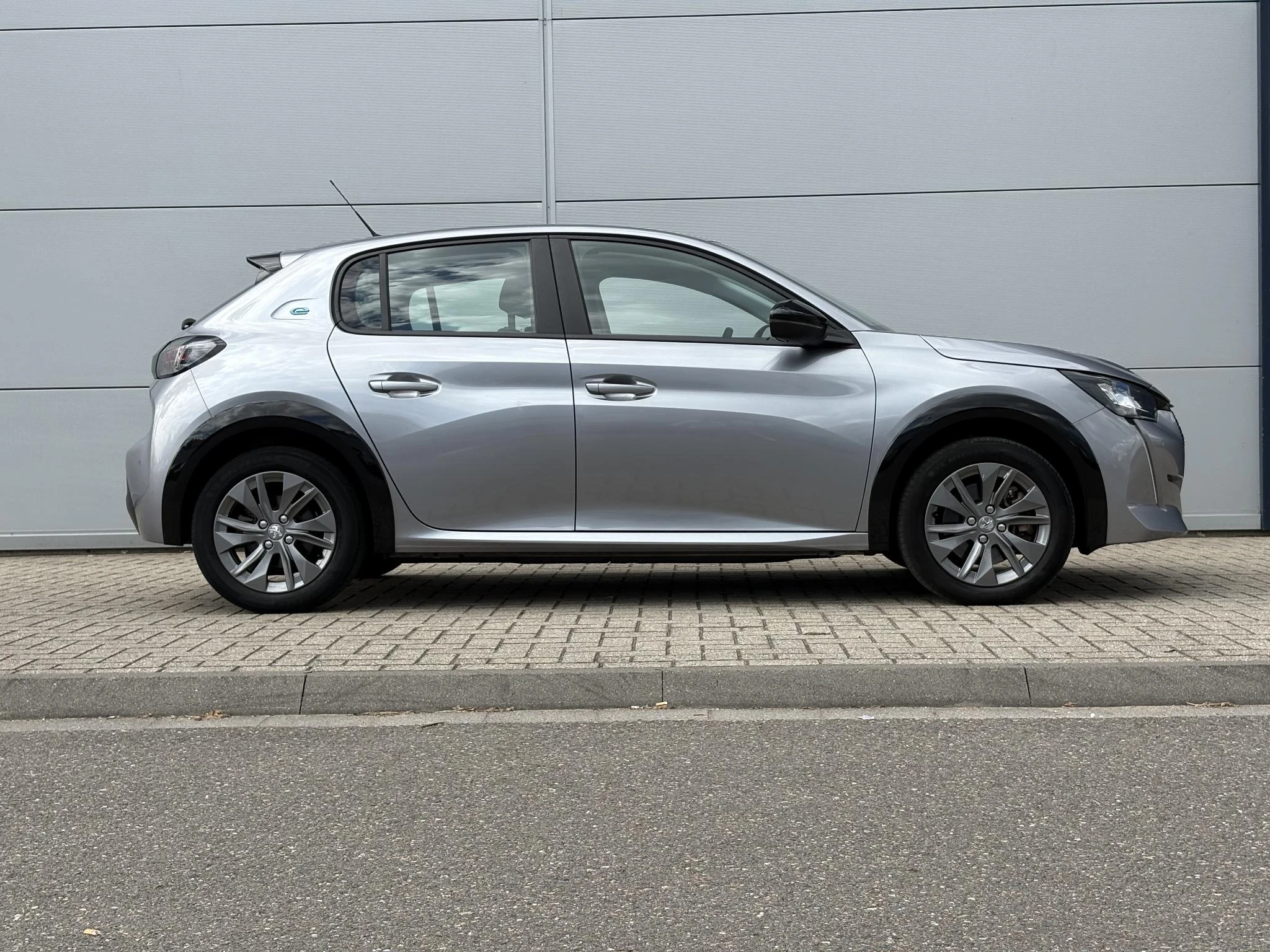Peugeot-e-208-image-6