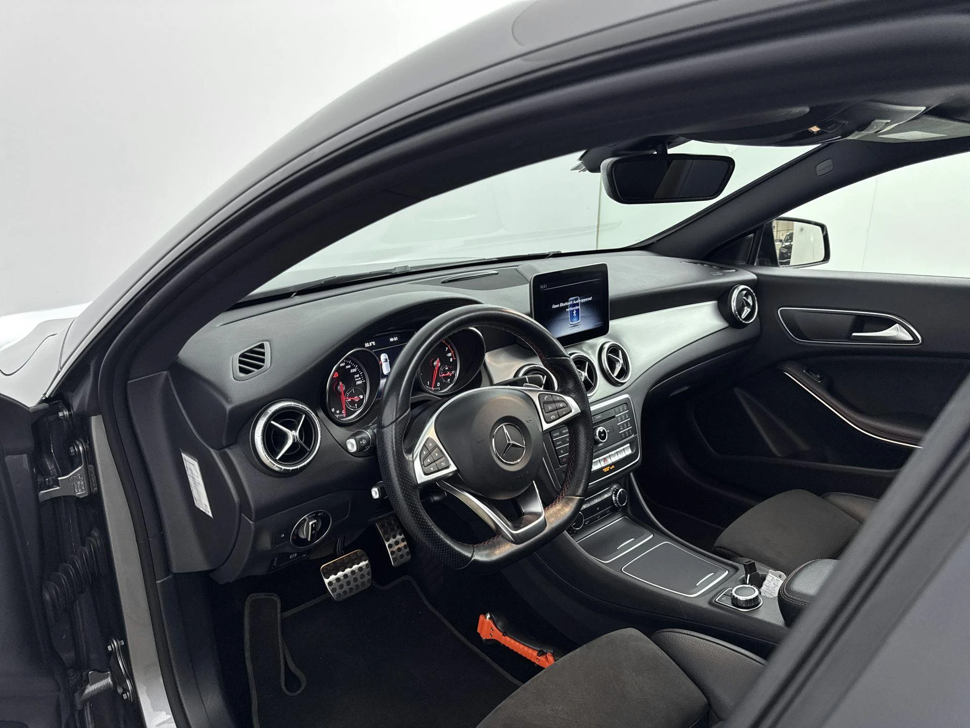 Mercedes-Benz-CLA-image-8