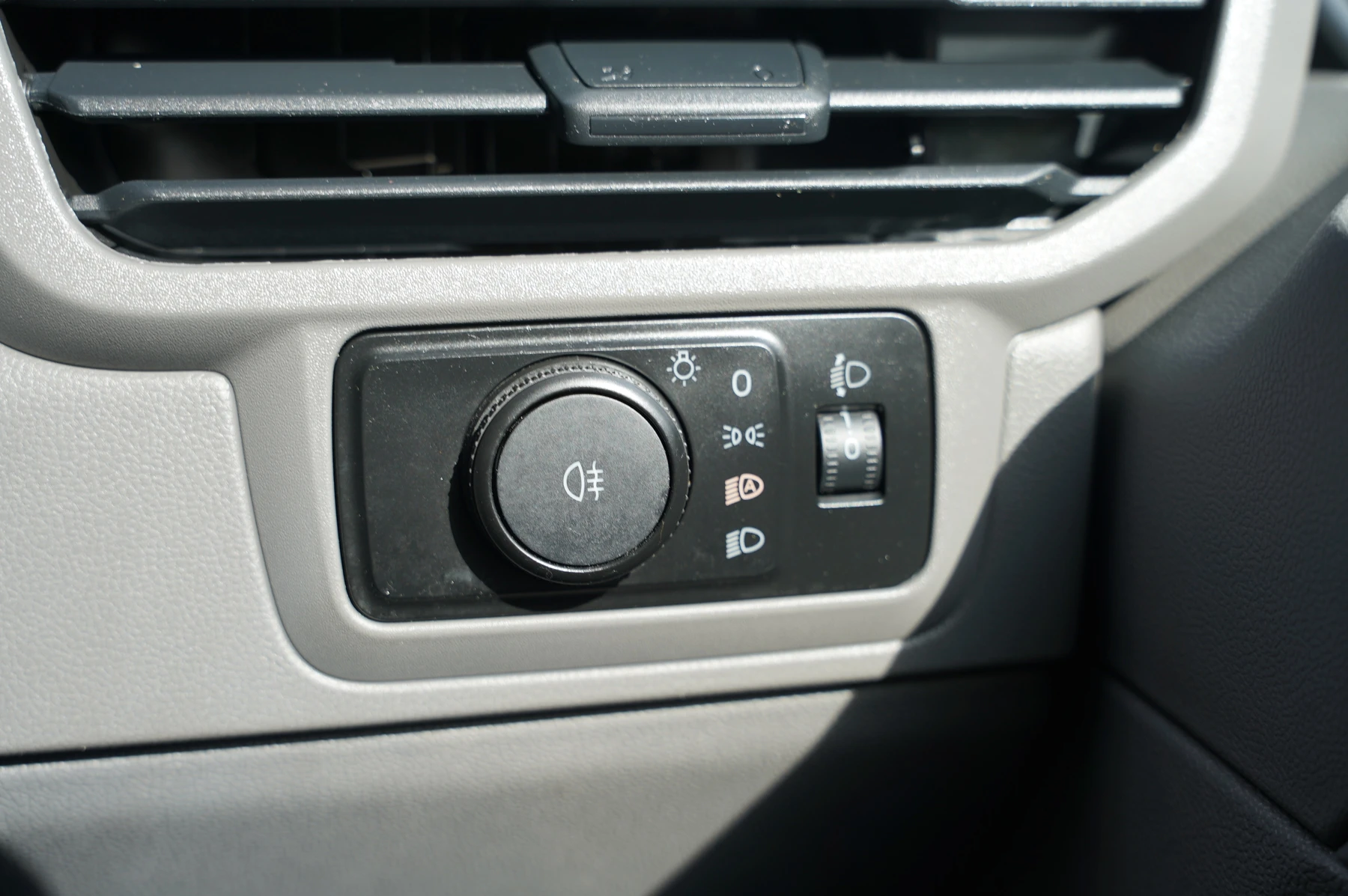 Volkswagen-Transporter-image-18