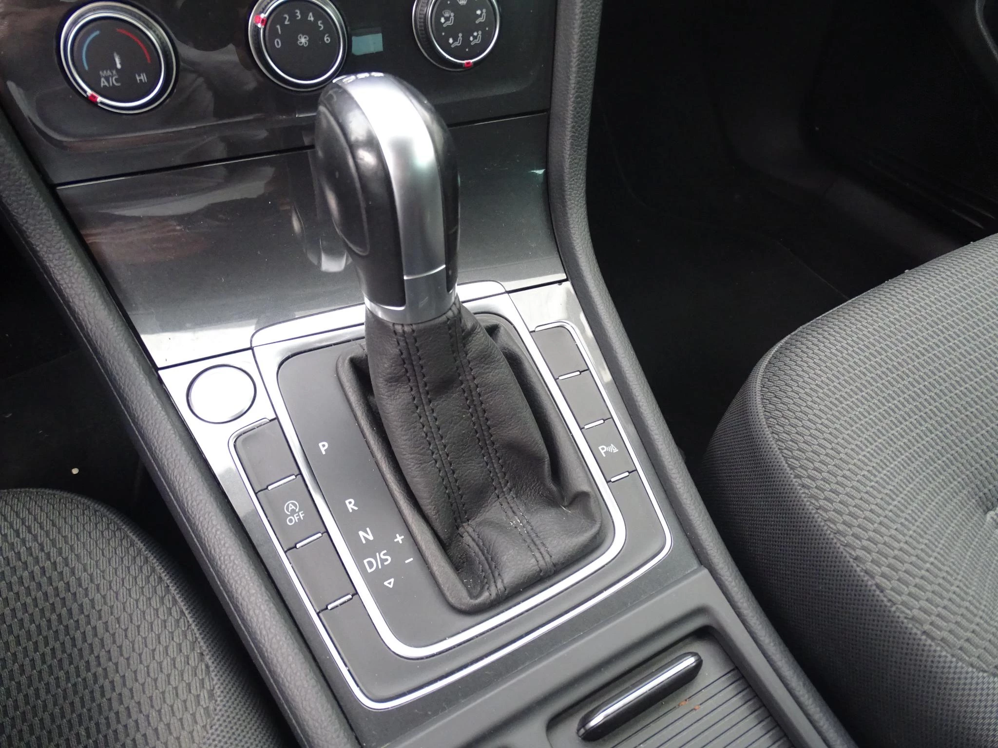 Volkswagen-Golf-image-19