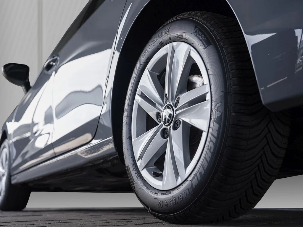 Volkswagen-Golf-image-4