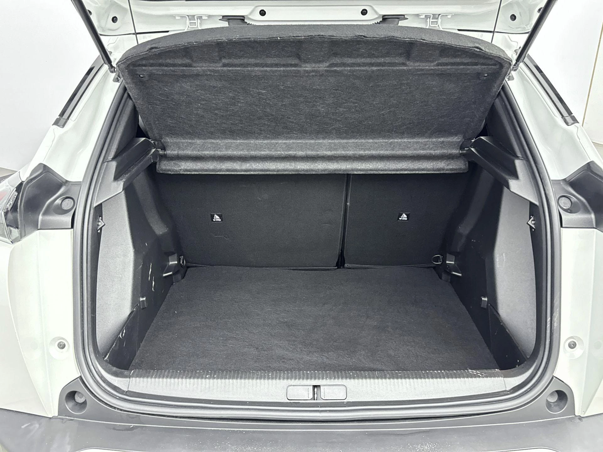 Peugeot-e-2008-image-12