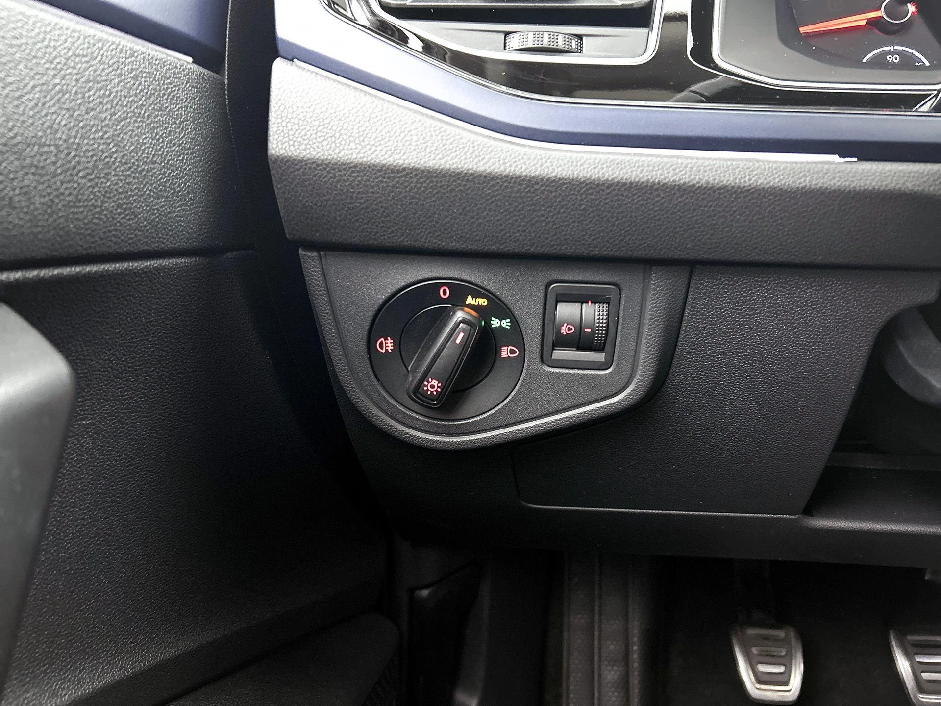 Volkswagen-Polo-image-18
