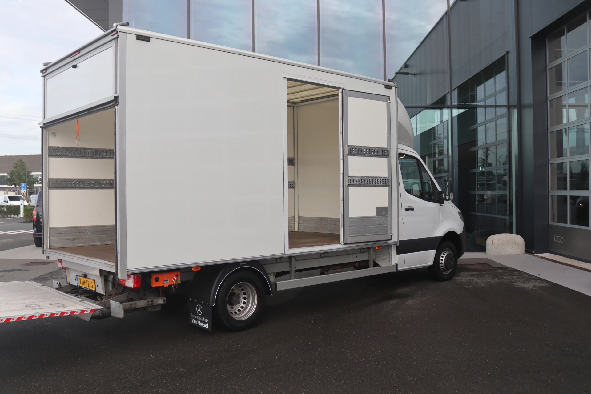 Mercedes-Benz-Sprinter-image-4