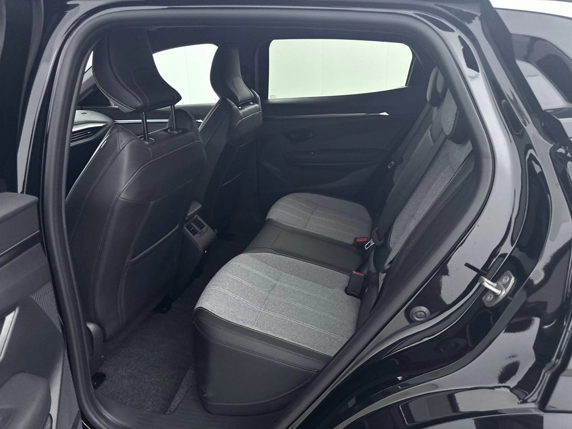 Renault-Megane E-Tech-image-24