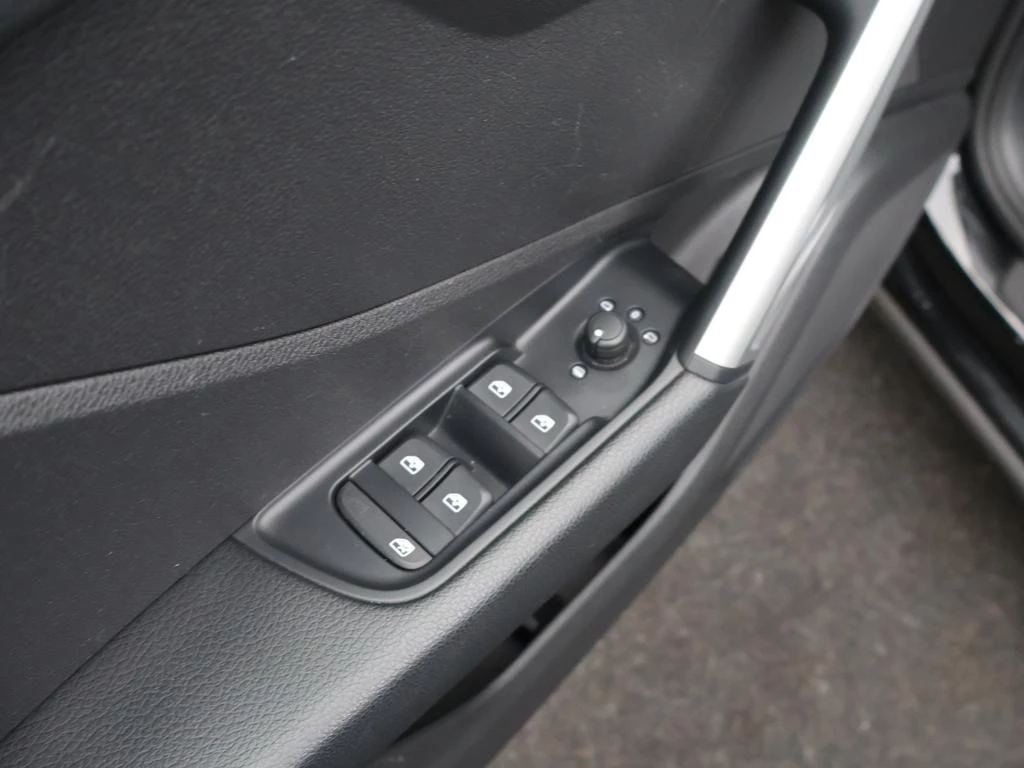 Audi Q2 Business Edition S-LINE 35TFSI 150PK *AUTOMAAT*NAVI*BLTH*CRUISE*PDC*ZETELVERWARMING*...