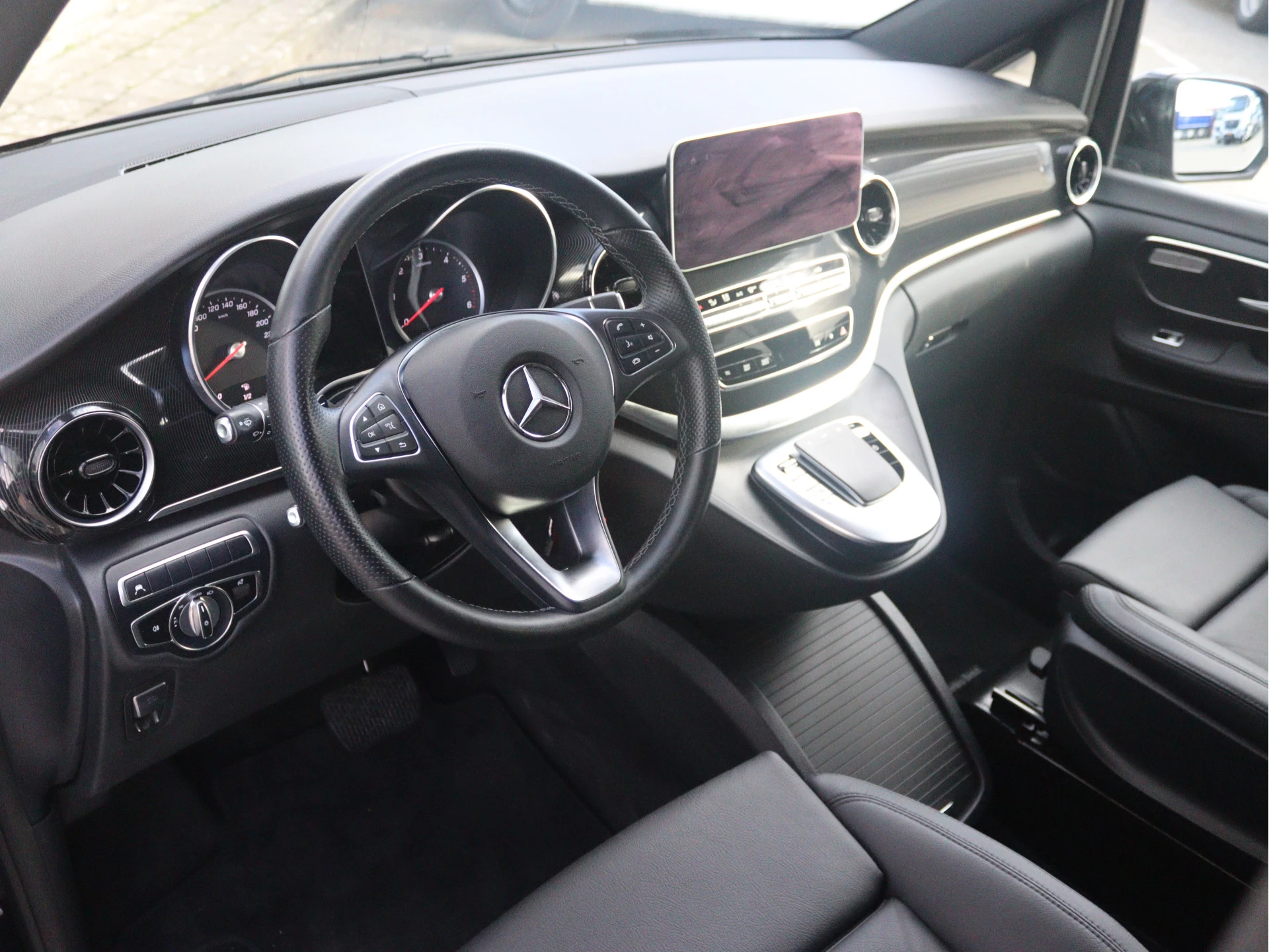 Mercedes-Benz-V-Klasse-image-3
