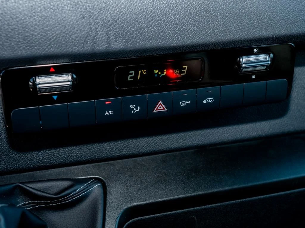Mercedes-Benz-Sprinter 215-image-14