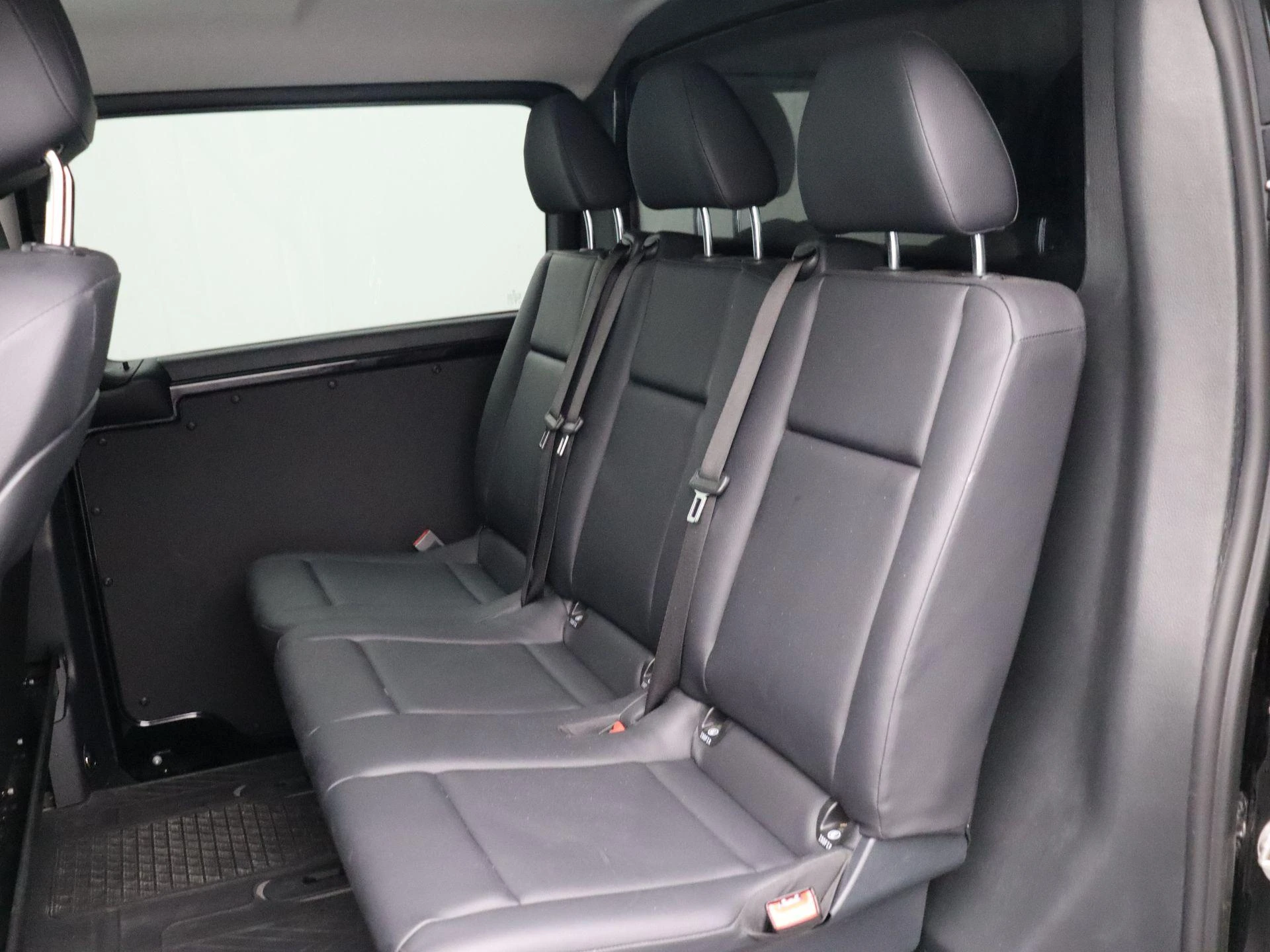 Mercedes-Benz-Vito-image-18