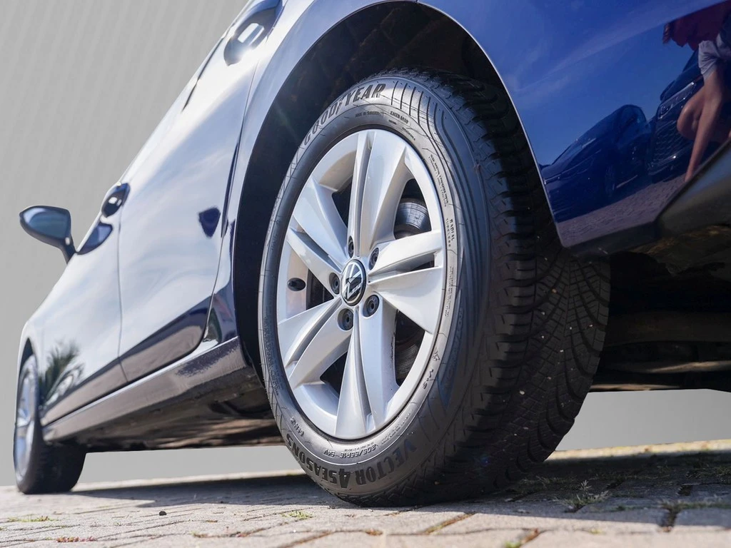 Volkswagen-Golf-image-4