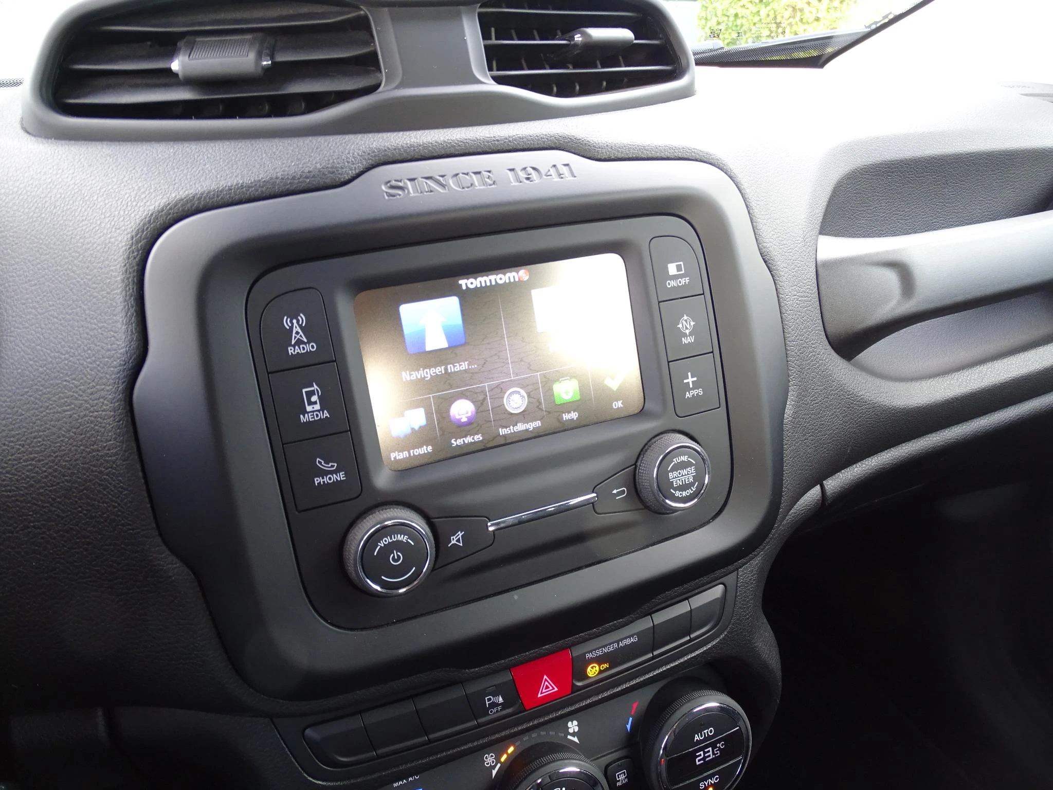 Jeep-Renegade-image-18