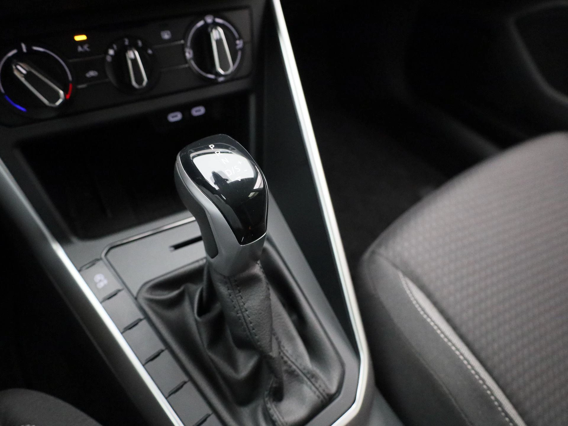 Volkswagen-Polo-image-32