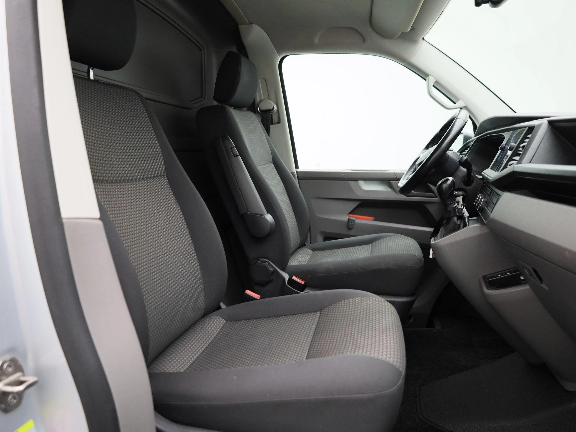 Volkswagen-Transporter-image-32