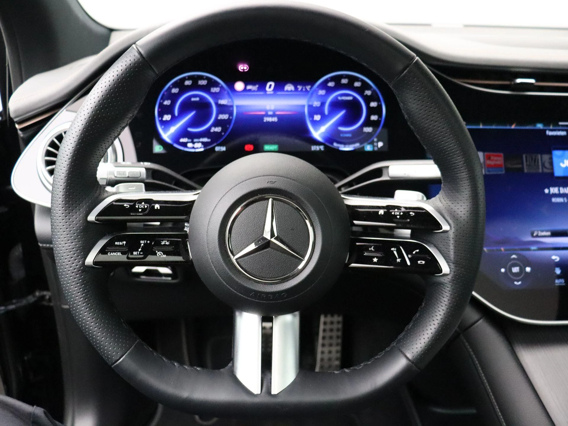 Mercedes-Benz-EQS-image-17