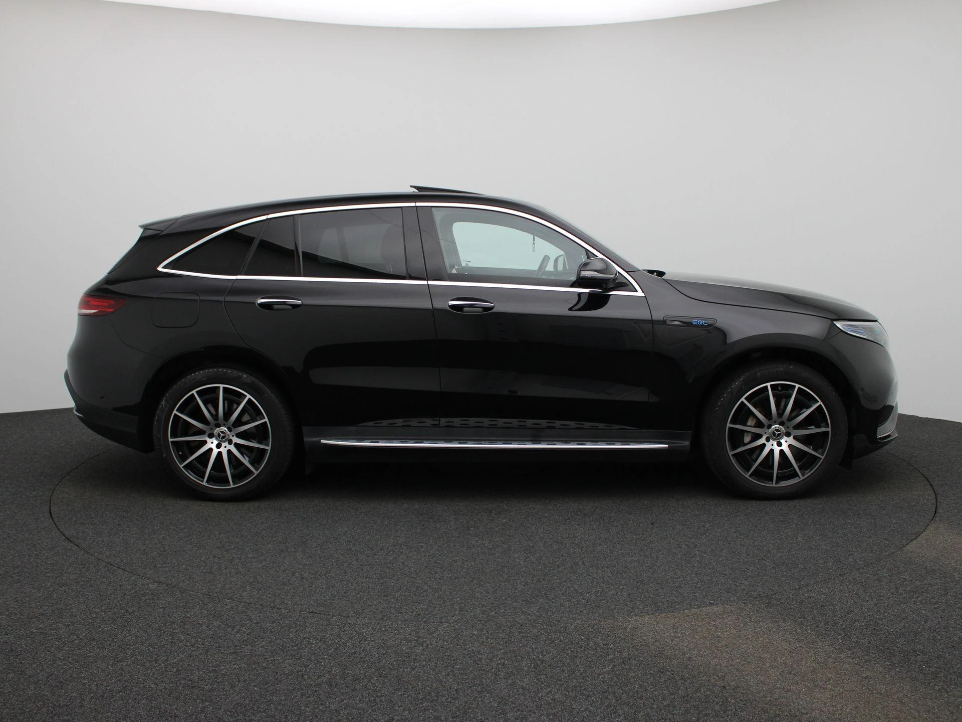 Mercedes-Benz-EQC-image-5