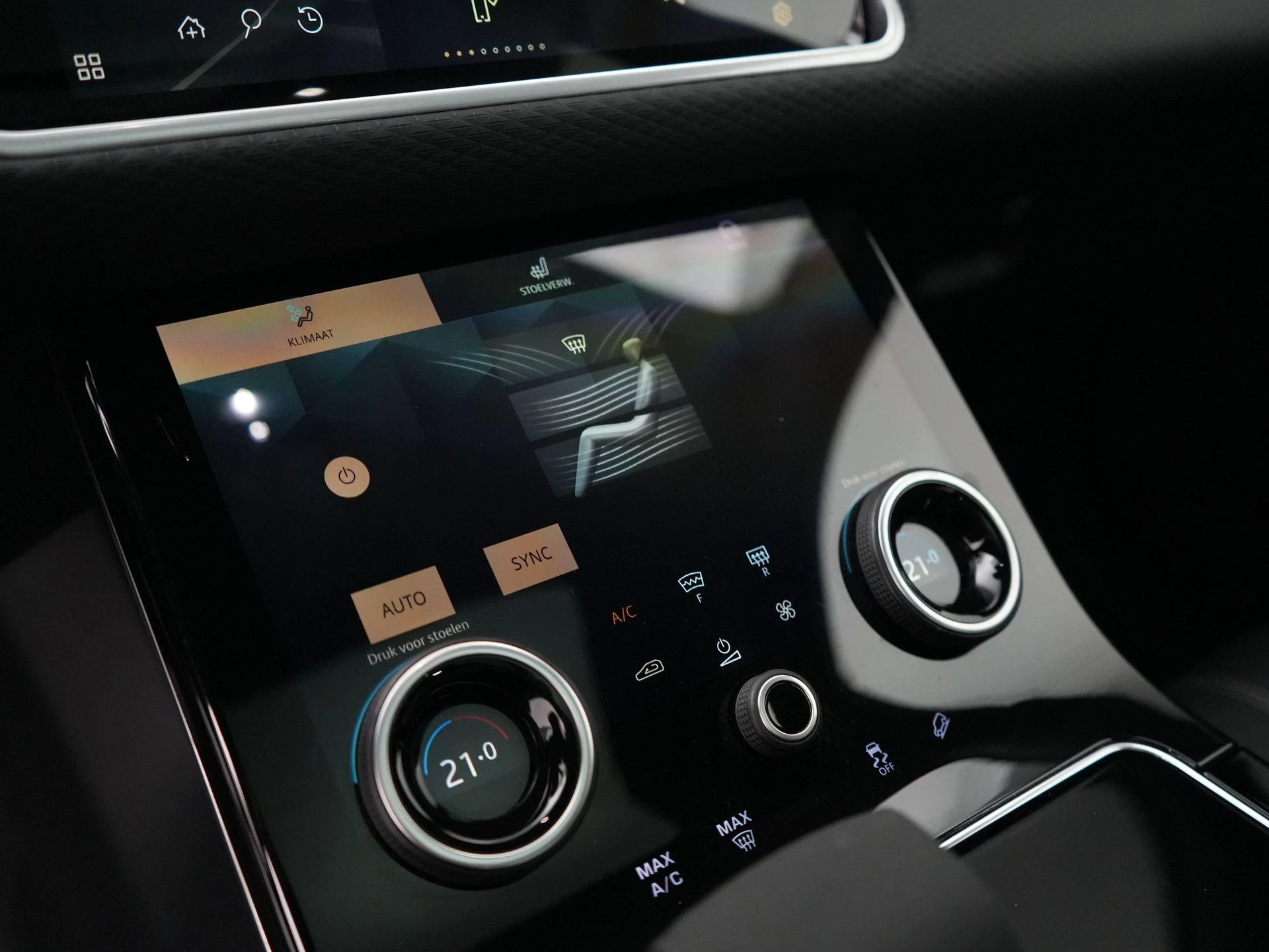 Land Rover-Range Rover Velar-image-23