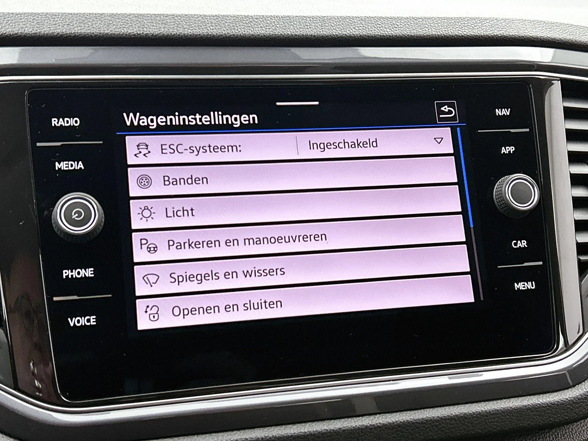 Volkswagen-T-Roc-image-8