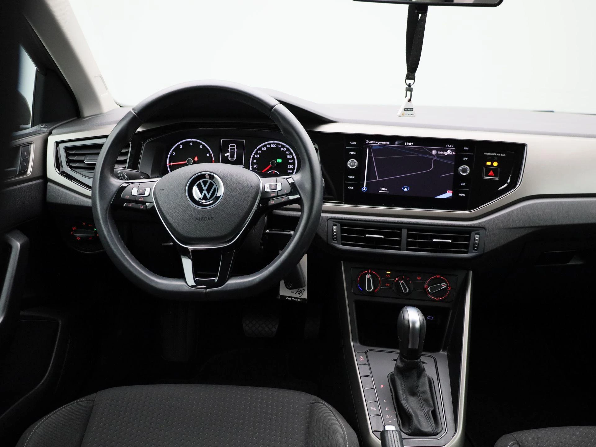 Volkswagen-Polo-image-6