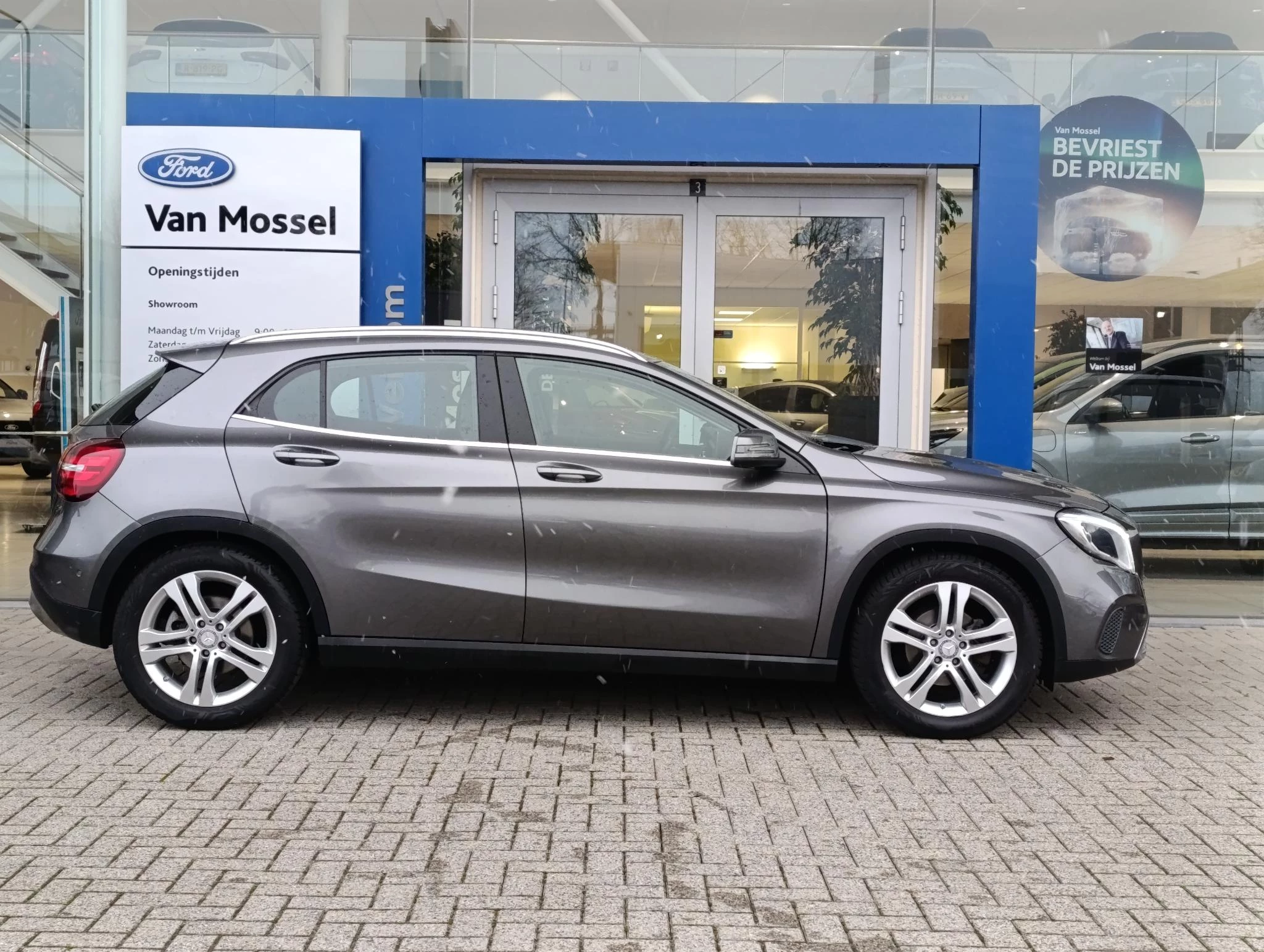 Mercedes-Benz-GLA-image-2